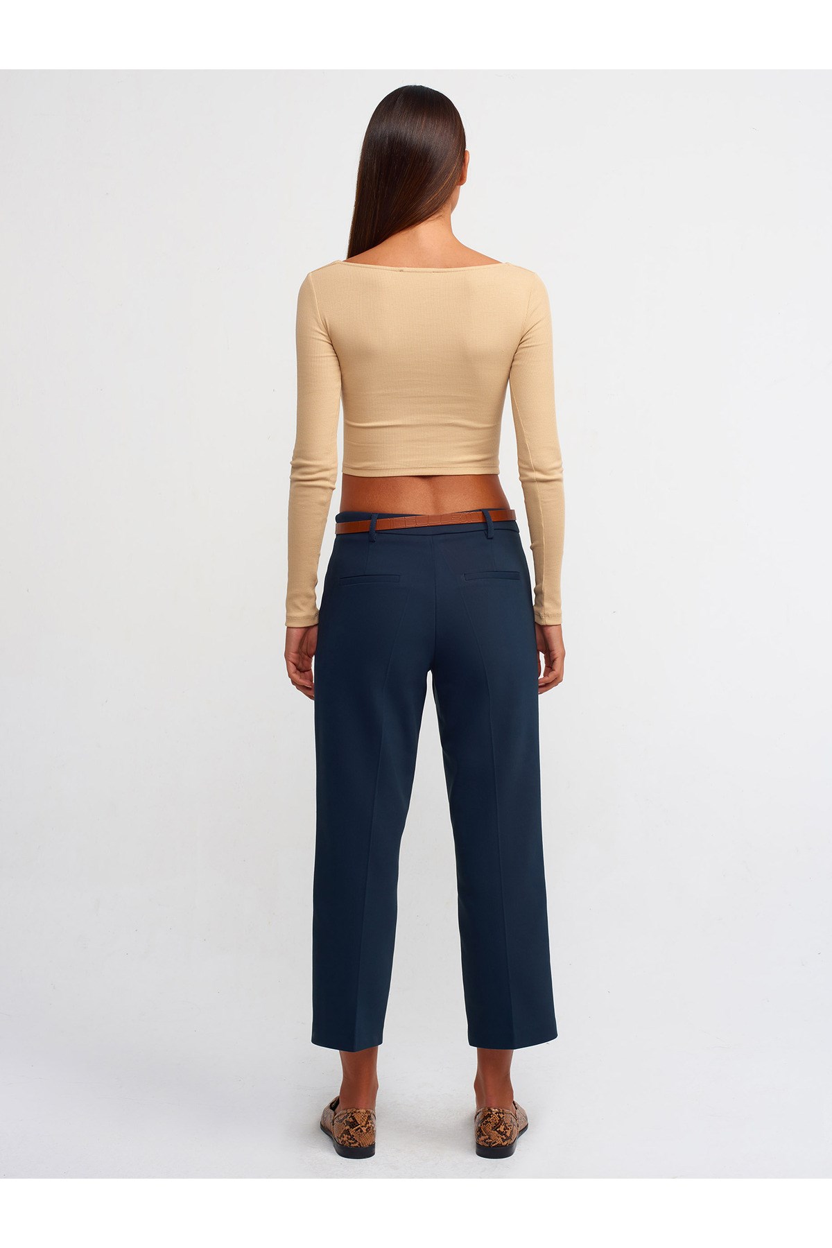 71232-kemerli-duz-fit-pantolon-laciver-62-985.jpg
