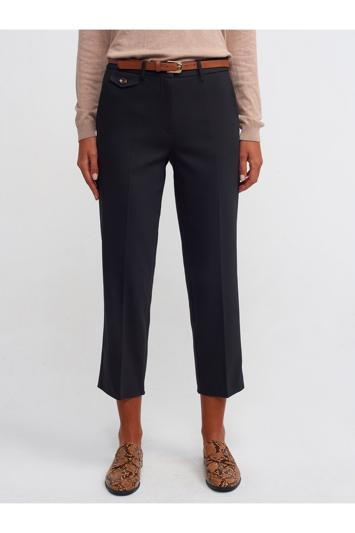 71232-kemerli-duz-fit-pantolon-siyah-8-442d.jpg