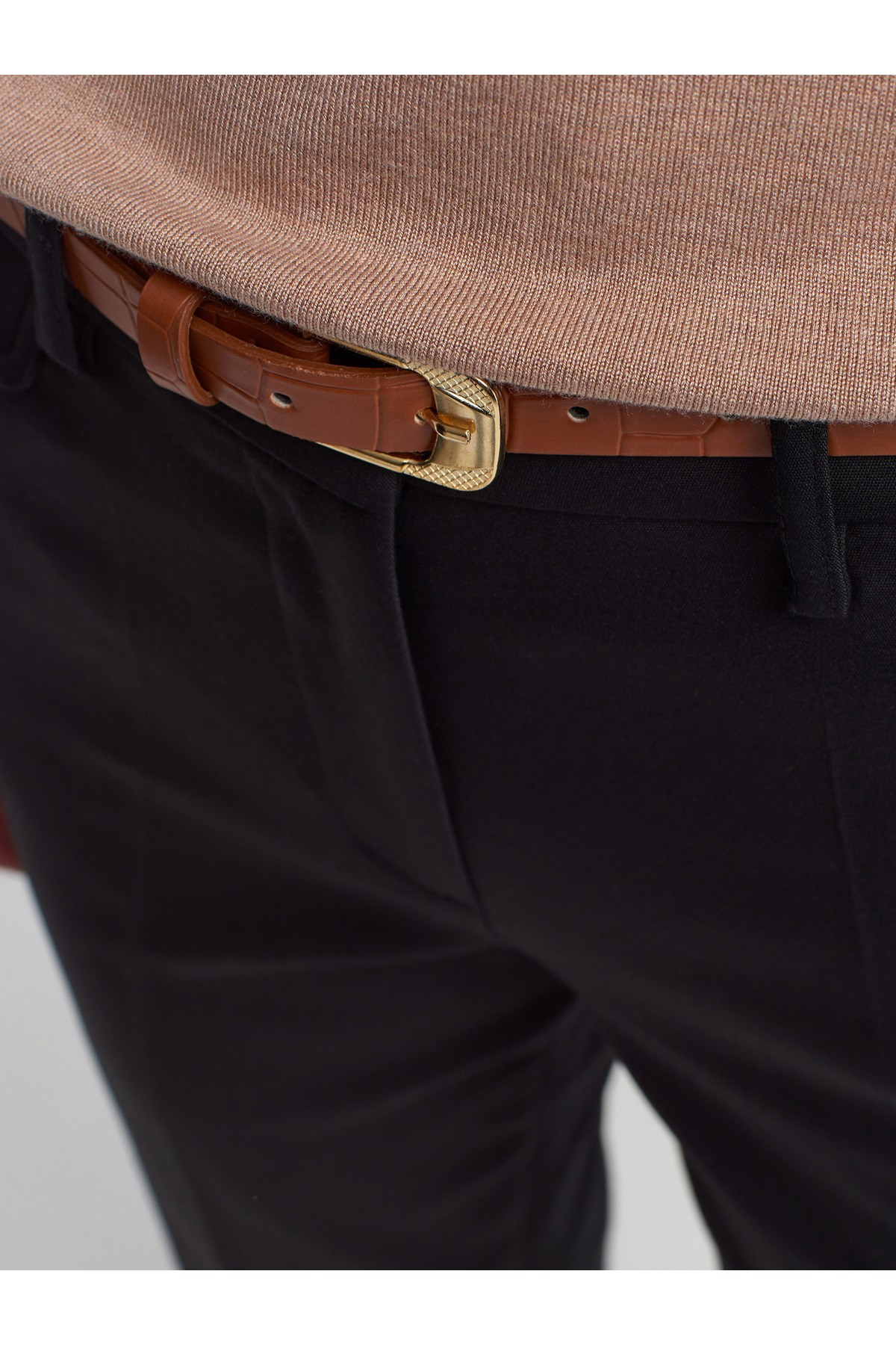 71232-kemerli-duz-fit-pantolon-siyah-f0-afa.jpg