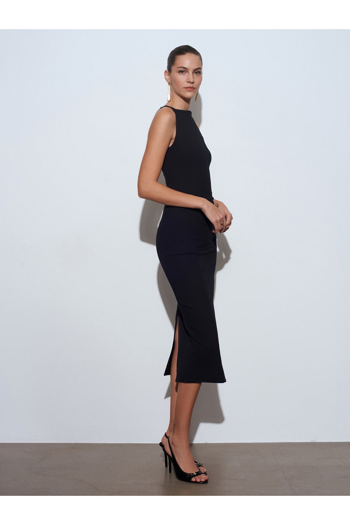 91099-vucuda-oturan-midi-elbise-siyah-4251-8.jpg