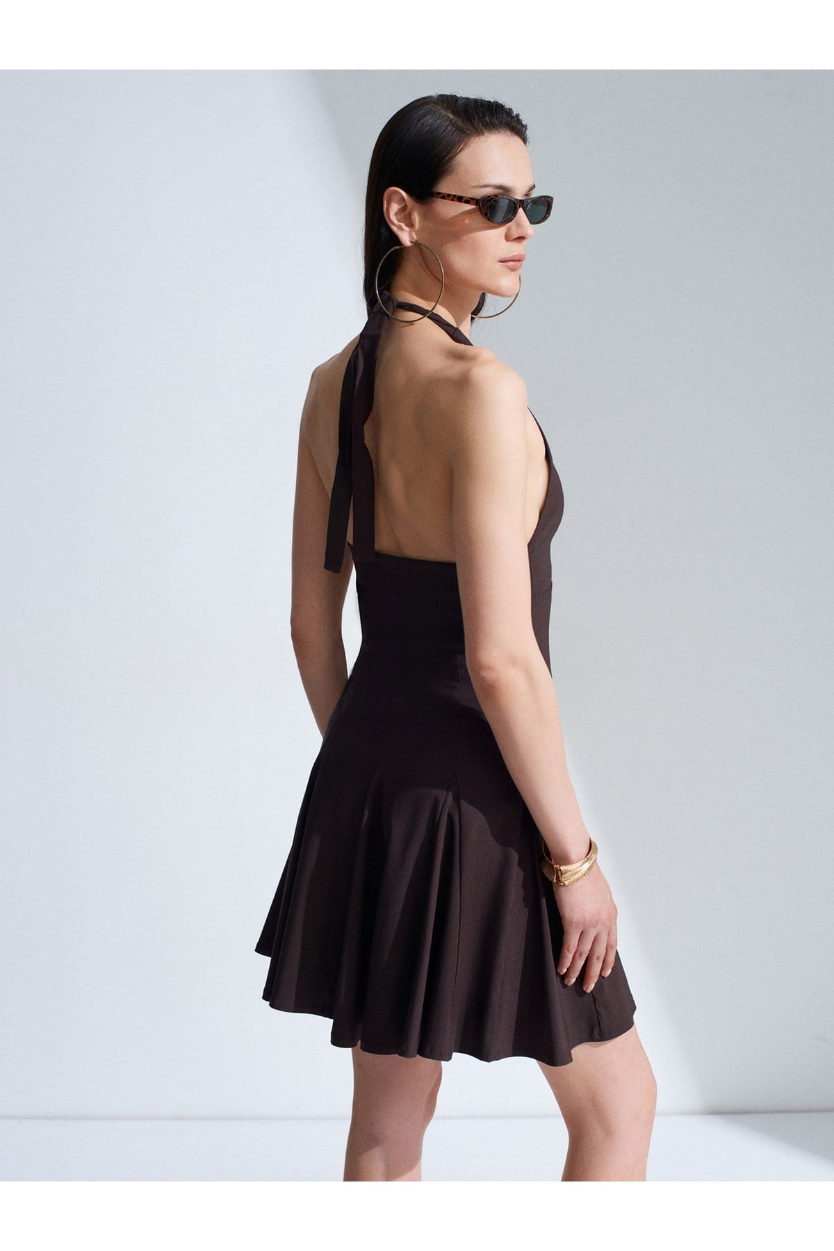 91633-halter-yaka-mini-elbise-koyu-kah-1e9216.jpg