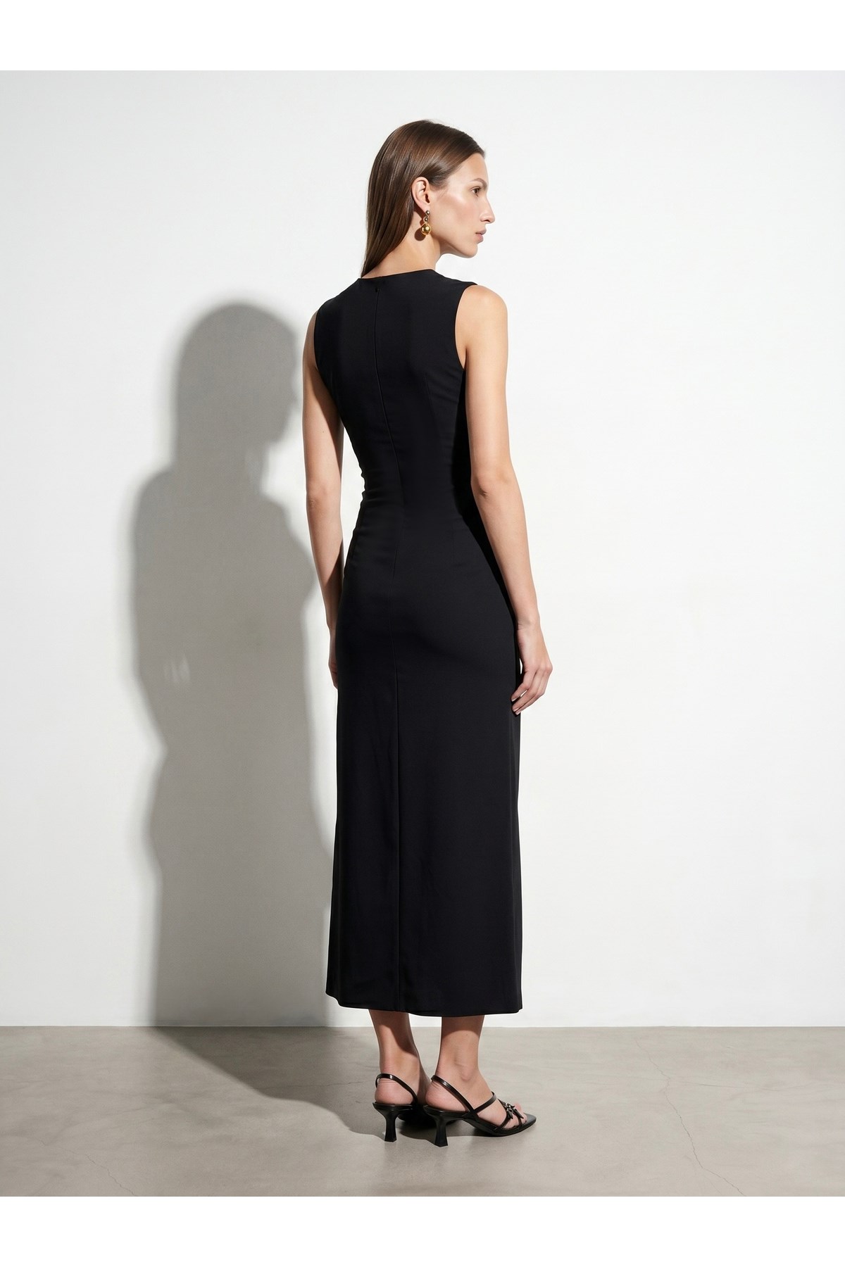 91704-yirtmac-detayli-midi-elbise-siya-759-a4.jpg