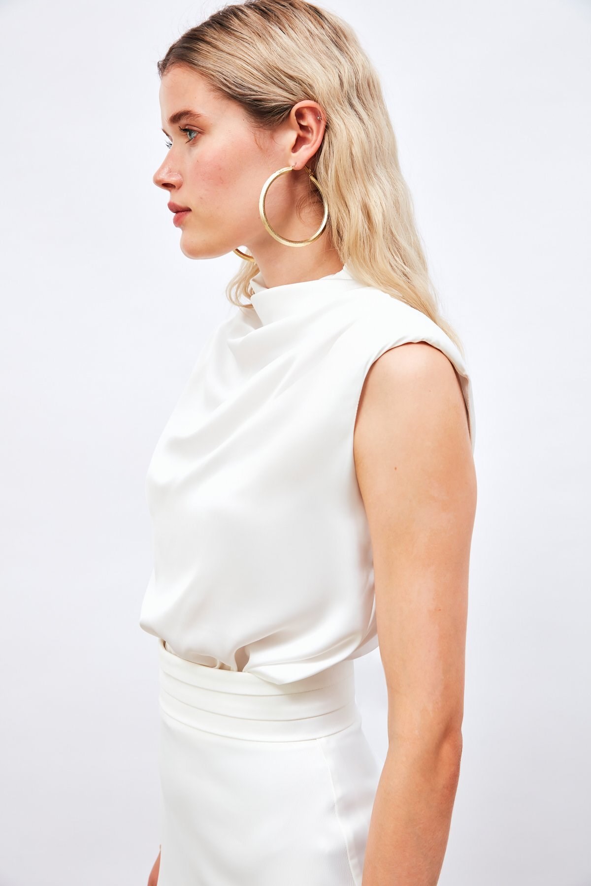 drape-detayli-kolsuz-bluz-ekru-7c-46a.jpg