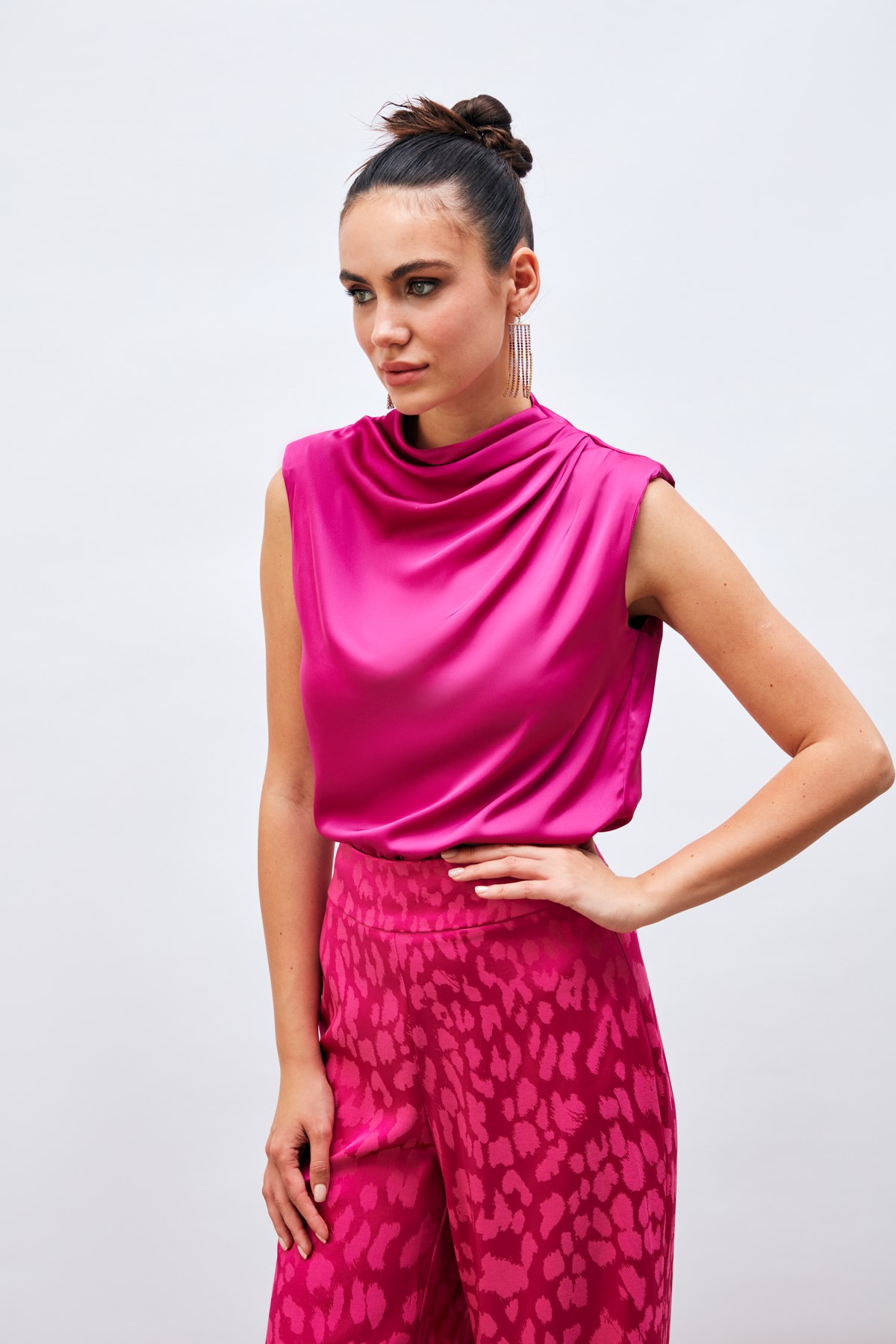 drape-detayli-kolsuz-bluz-fusya-9-b59e.jpg