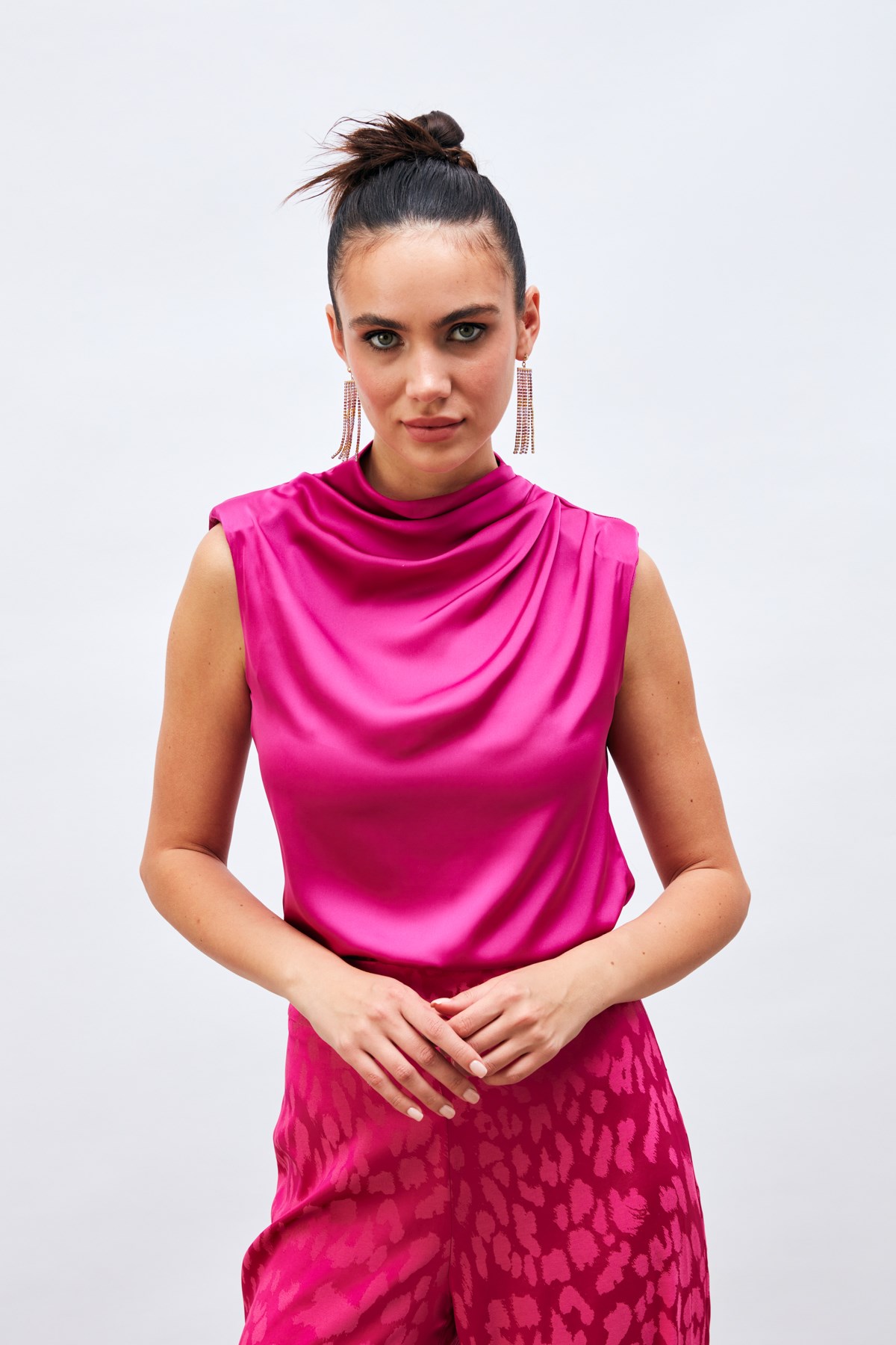 drape-detayli-kolsuz-bluz-fusya-980-fd.jpg