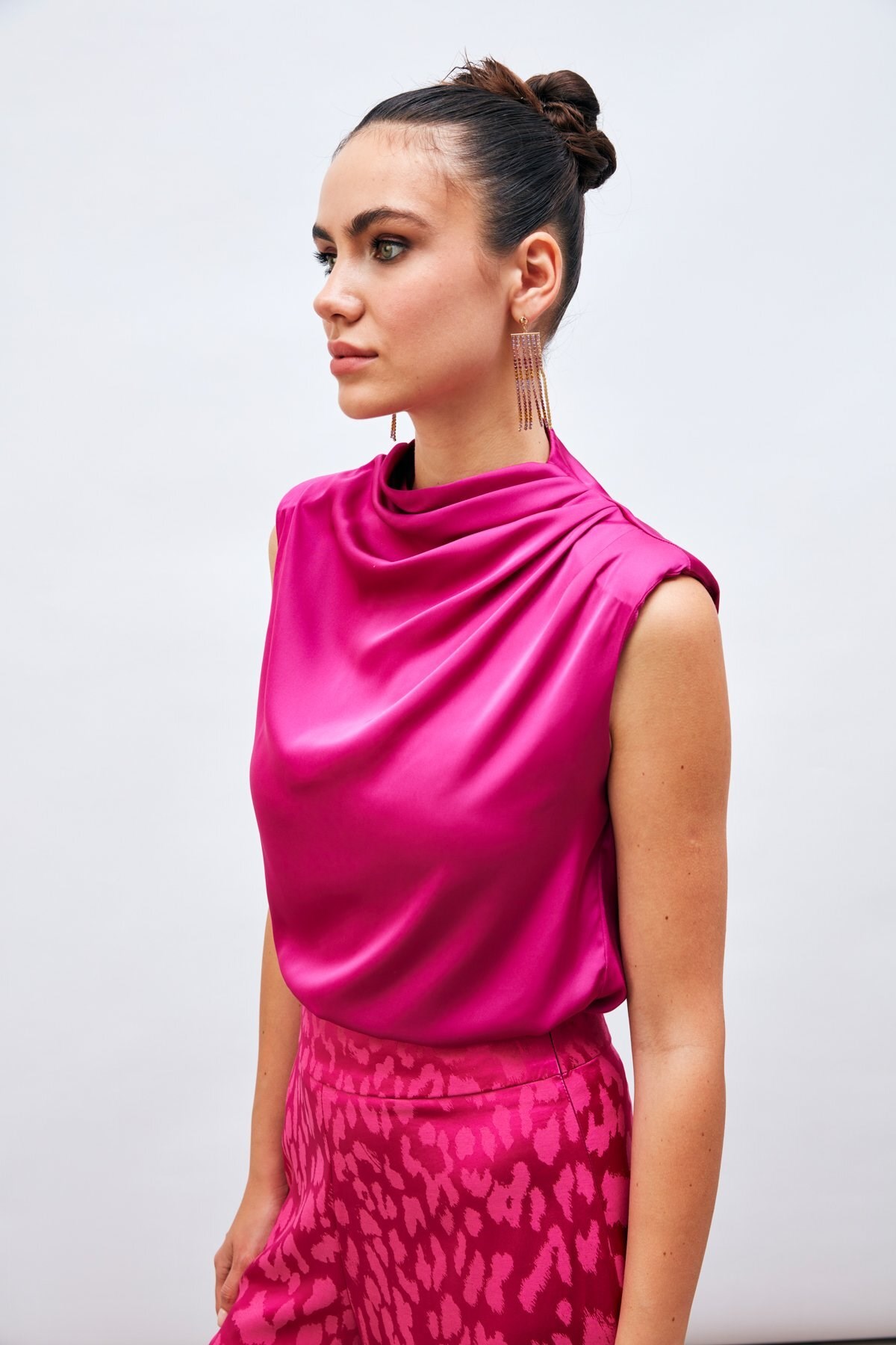 drape-detayli-kolsuz-bluz-fusya-d535d-.jpg