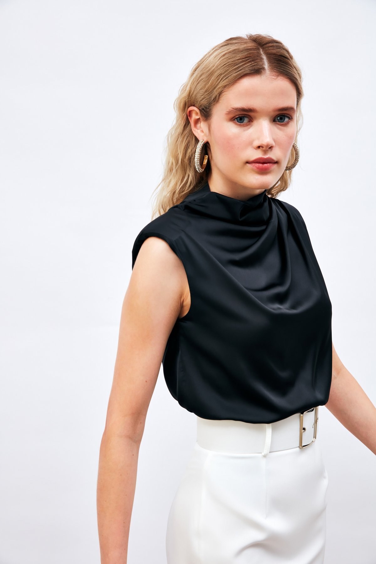 drape-detayli-kolsuz-bluz-siyah-7-4d4b.jpg