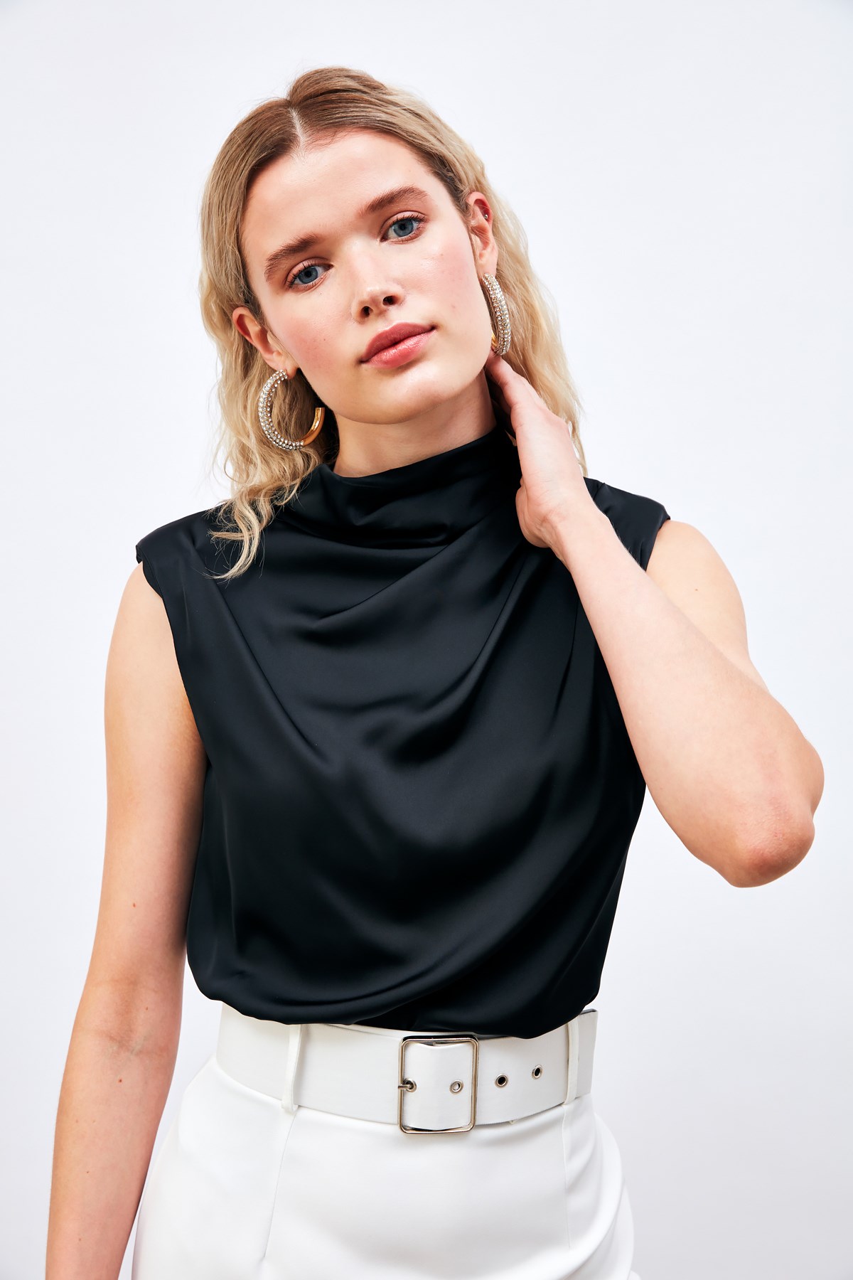 drape-detayli-kolsuz-bluz-siyah-b664f5.jpg