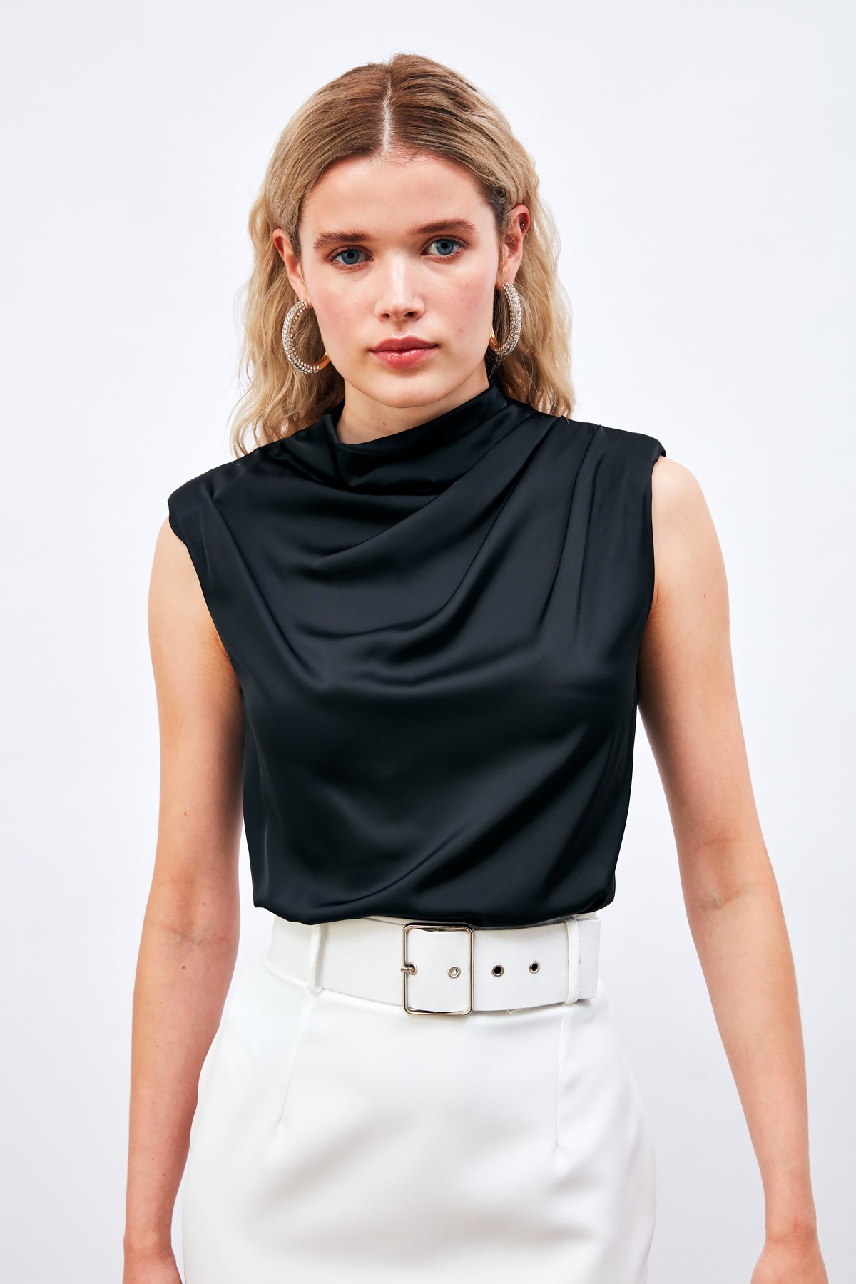 drape-detayli-kolsuz-bluz-siyah-cc6283.jpg