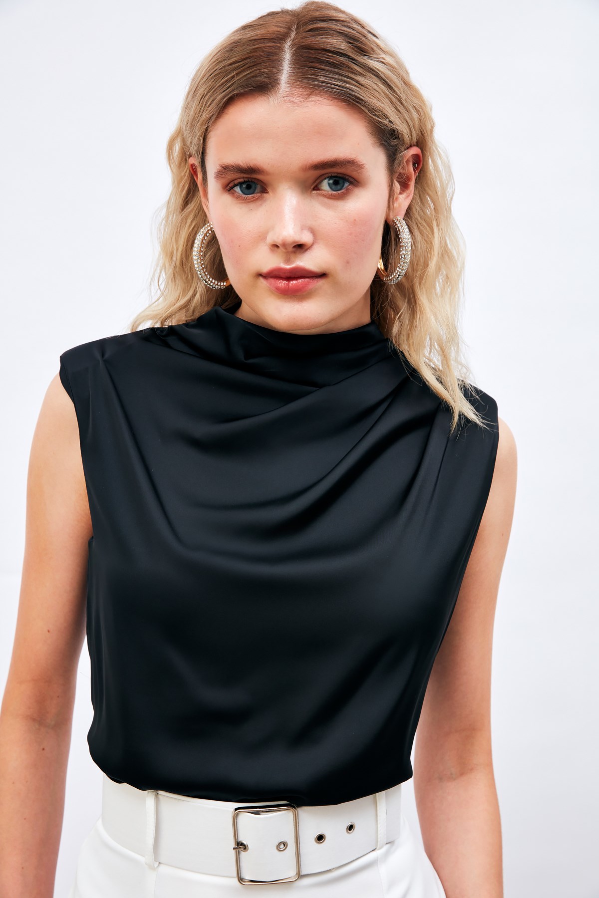 drape-detayli-kolsuz-bluz-siyah-d874a6.jpg