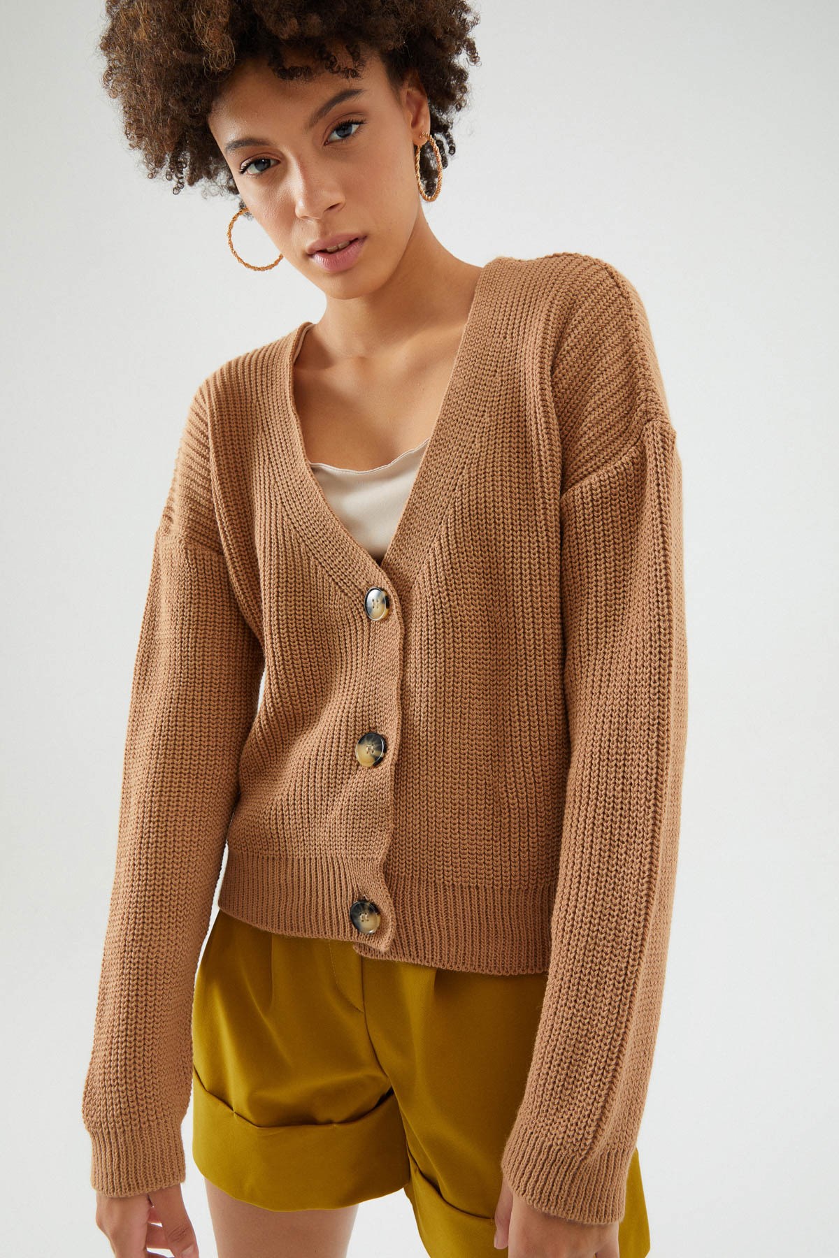 dugmeli-v-hirka-camel-d9e419.jpg