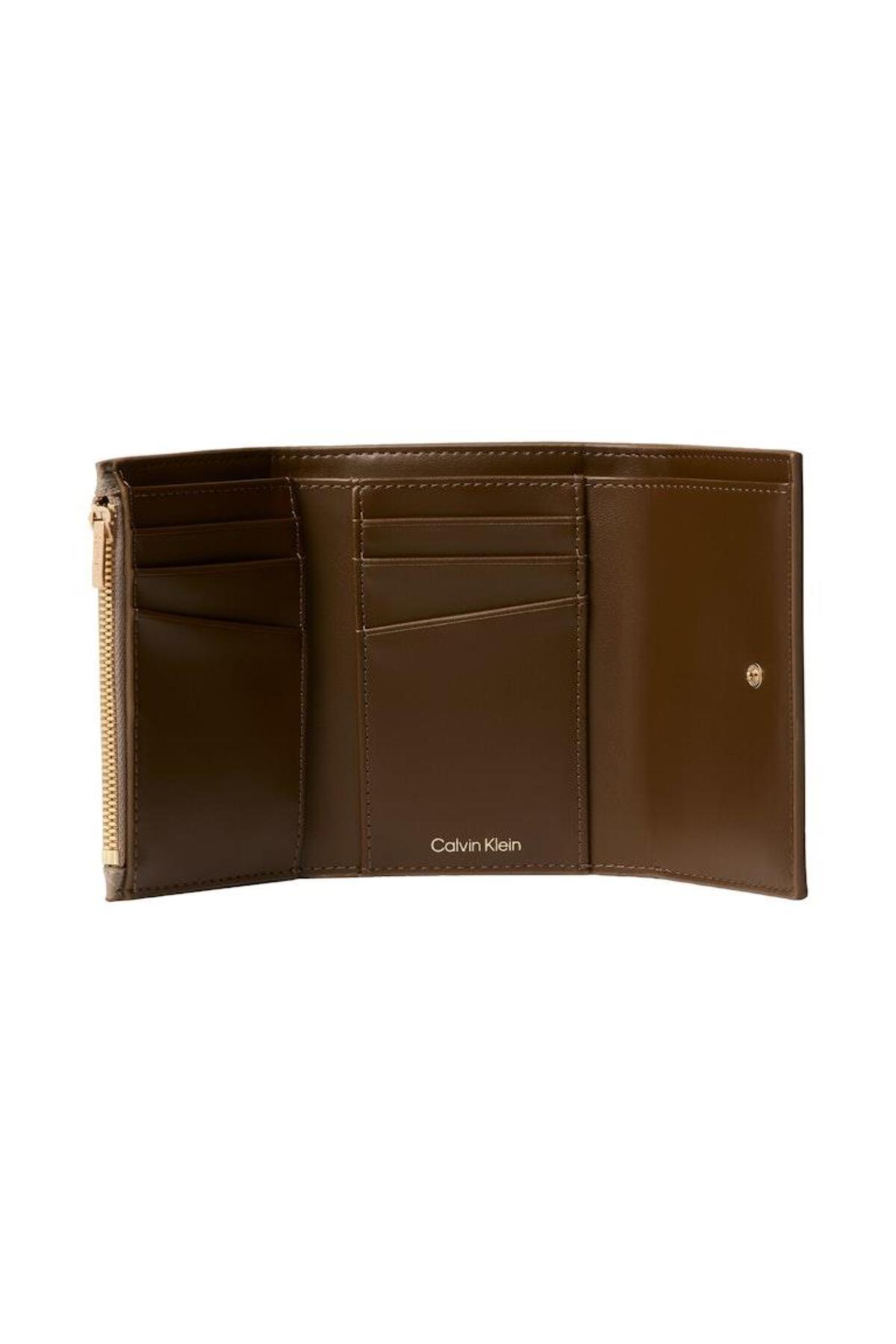 emblem-aop-trifold-w-zip-pocket-1ad-a1.jpg