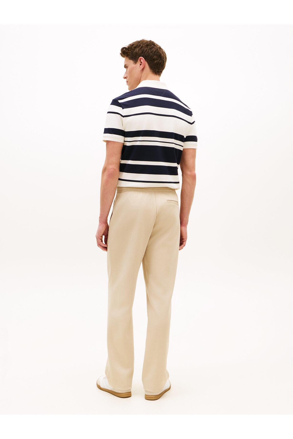 essential-intechno-sweatpant-eaf833.jpg