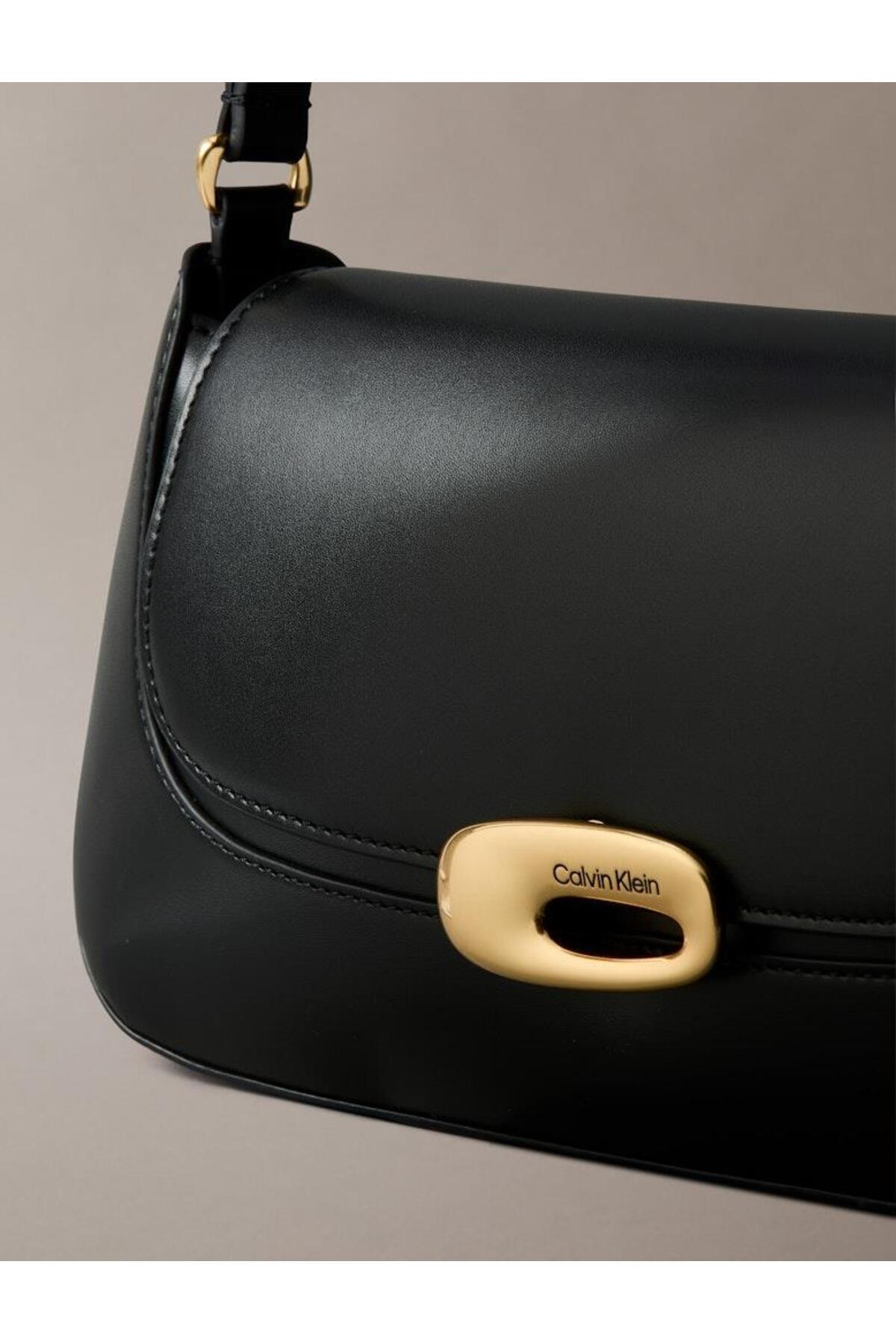 hardware-flap-shoulder-bag-24a638.jpg