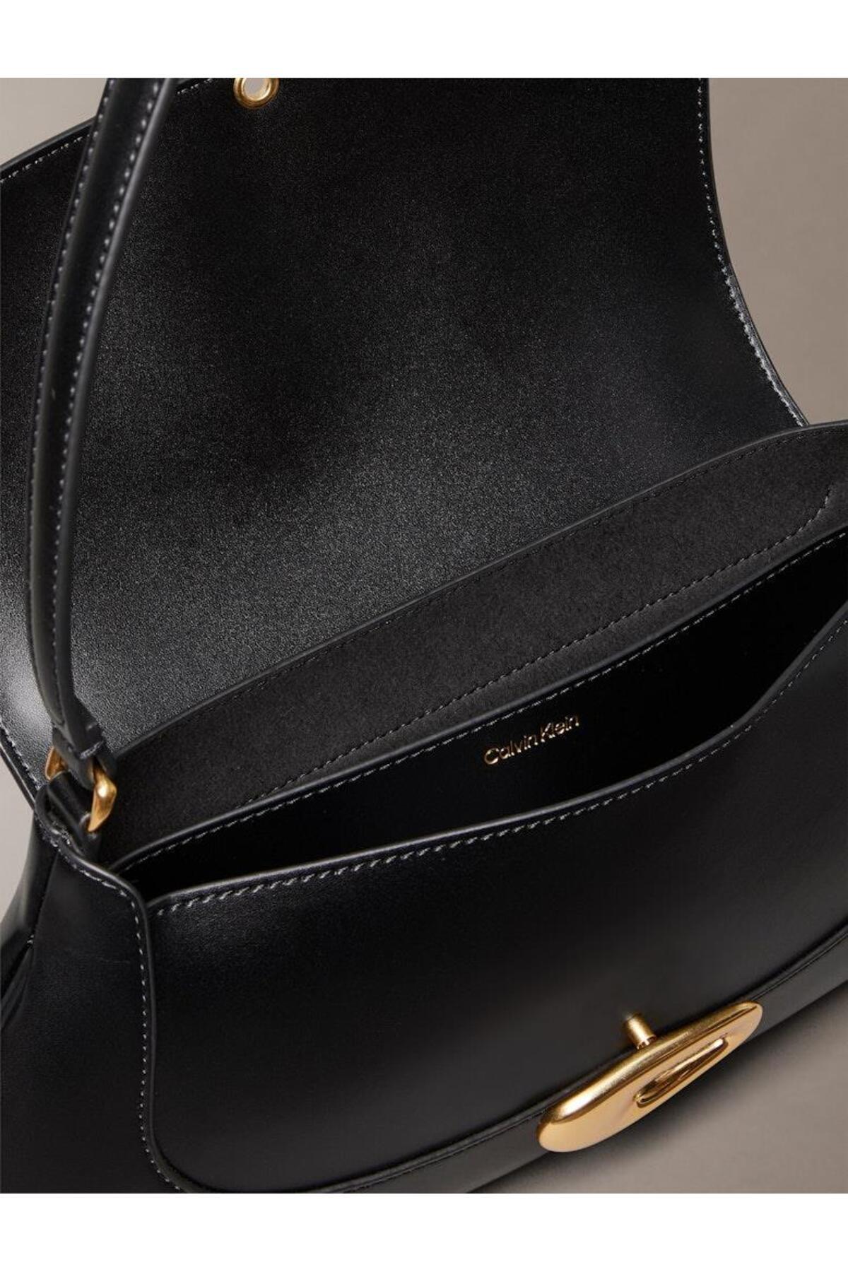 hardware-flap-shoulder-bag-c45e2c.jpg