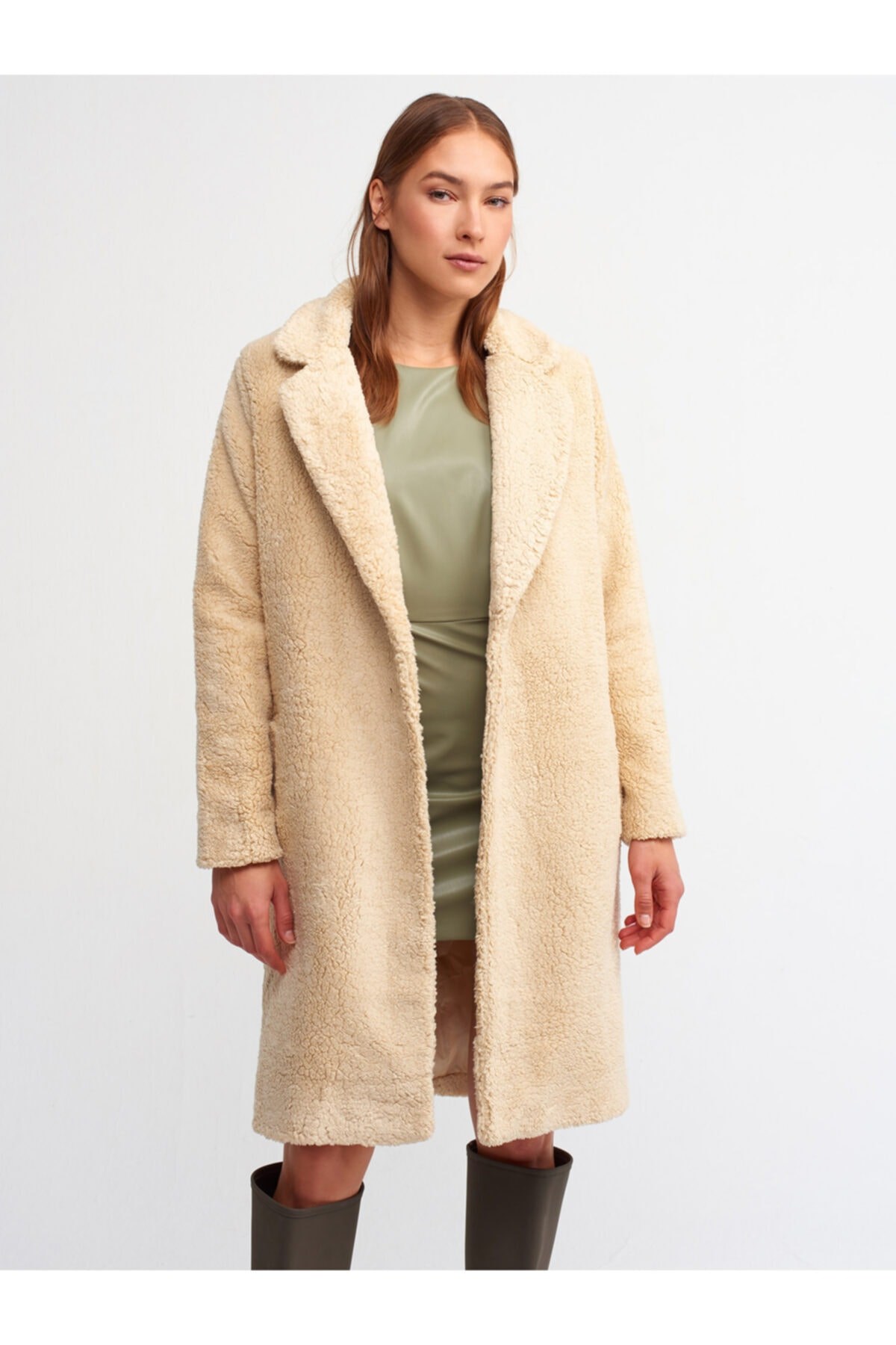 kadin-acik-bej-pelus-kaban-101a06760--07e6-.jpg