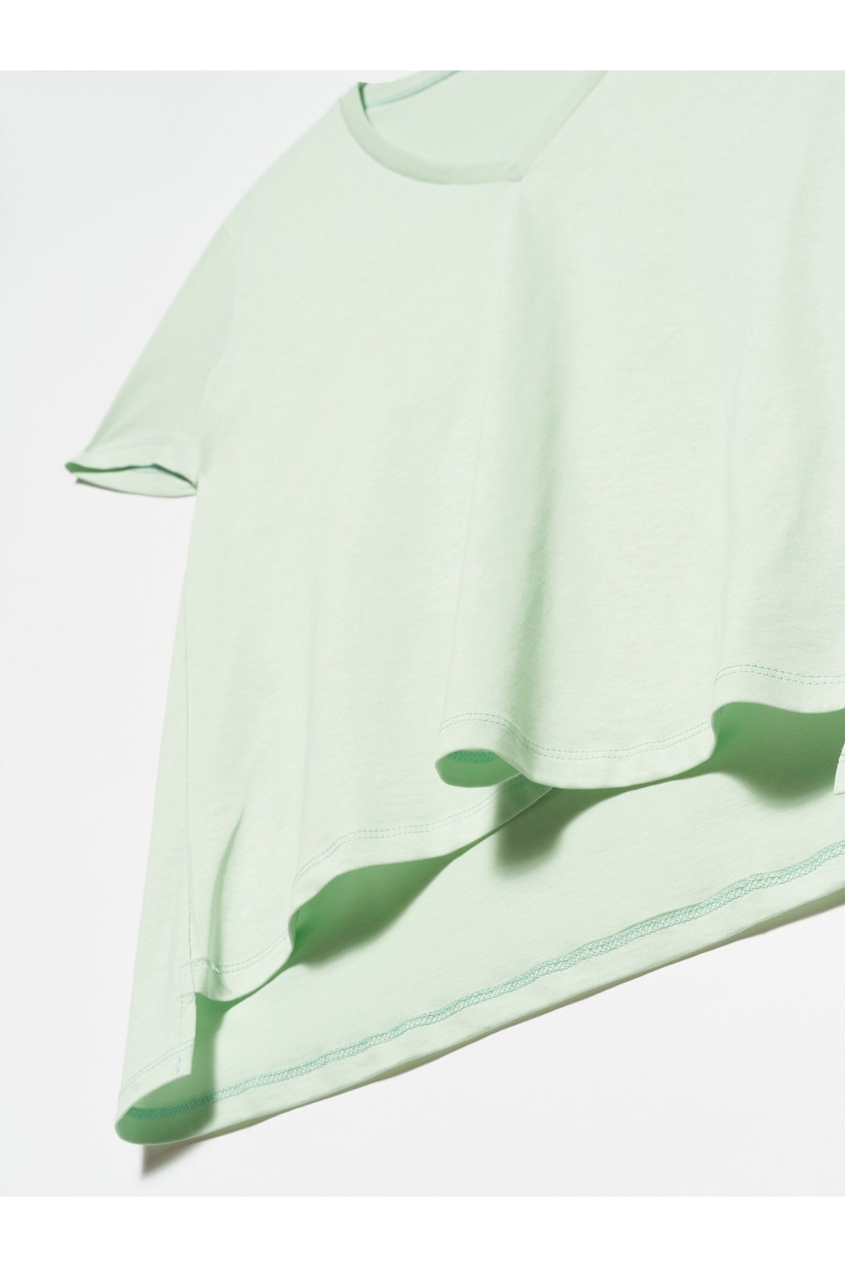 kadin-acik-yesil-v-yaka-basic-t-shirt--e7-ee1.jpg
