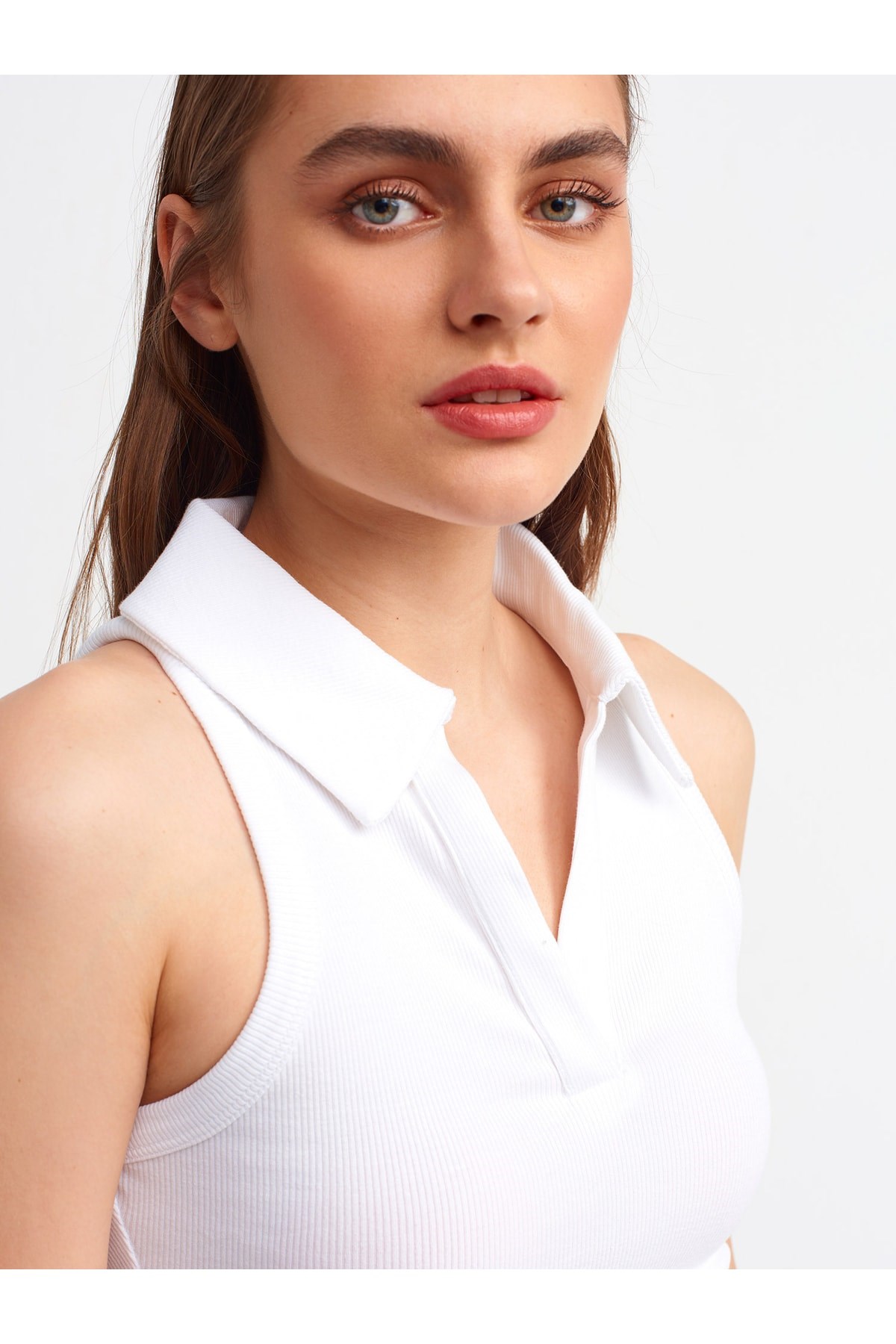 kadin-beyaz-polo-yaka-crop-top-3699-84e715.jpg