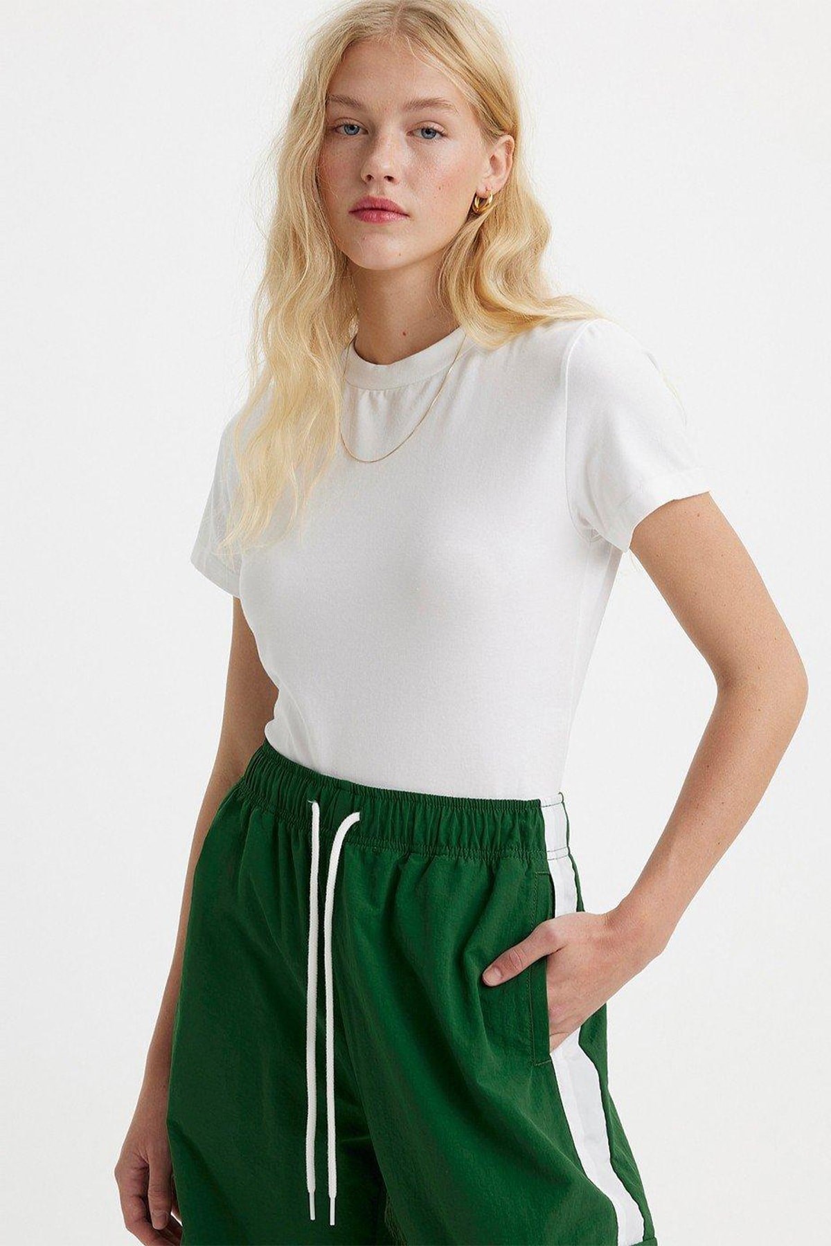 kadin-golden-tab-beyaz-basic-t-shirt-a-3a1fcb.jpg