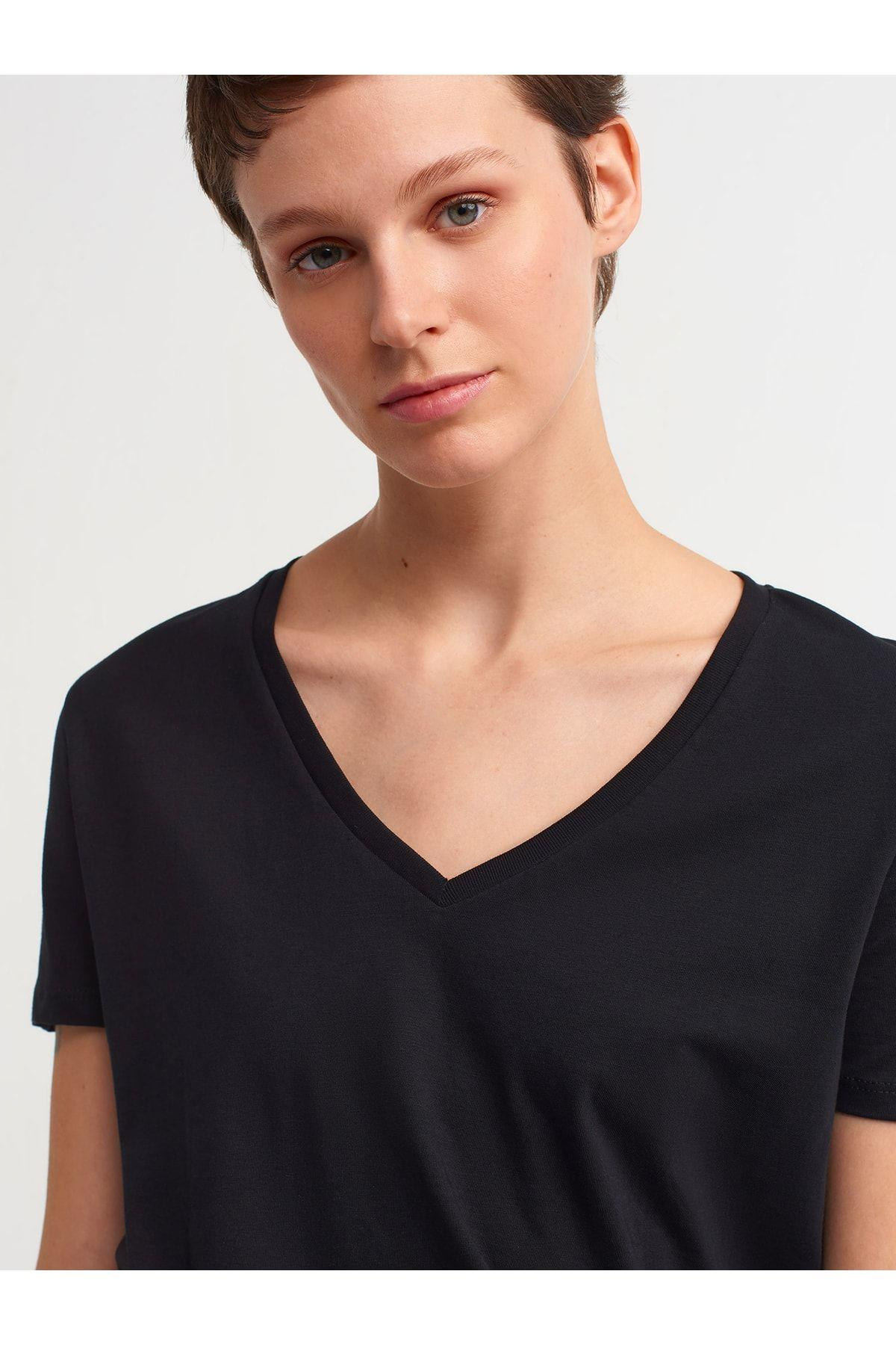 kadin-siyah-v-yaka-basic-t-shirt-3470-fa1d99.jpg
