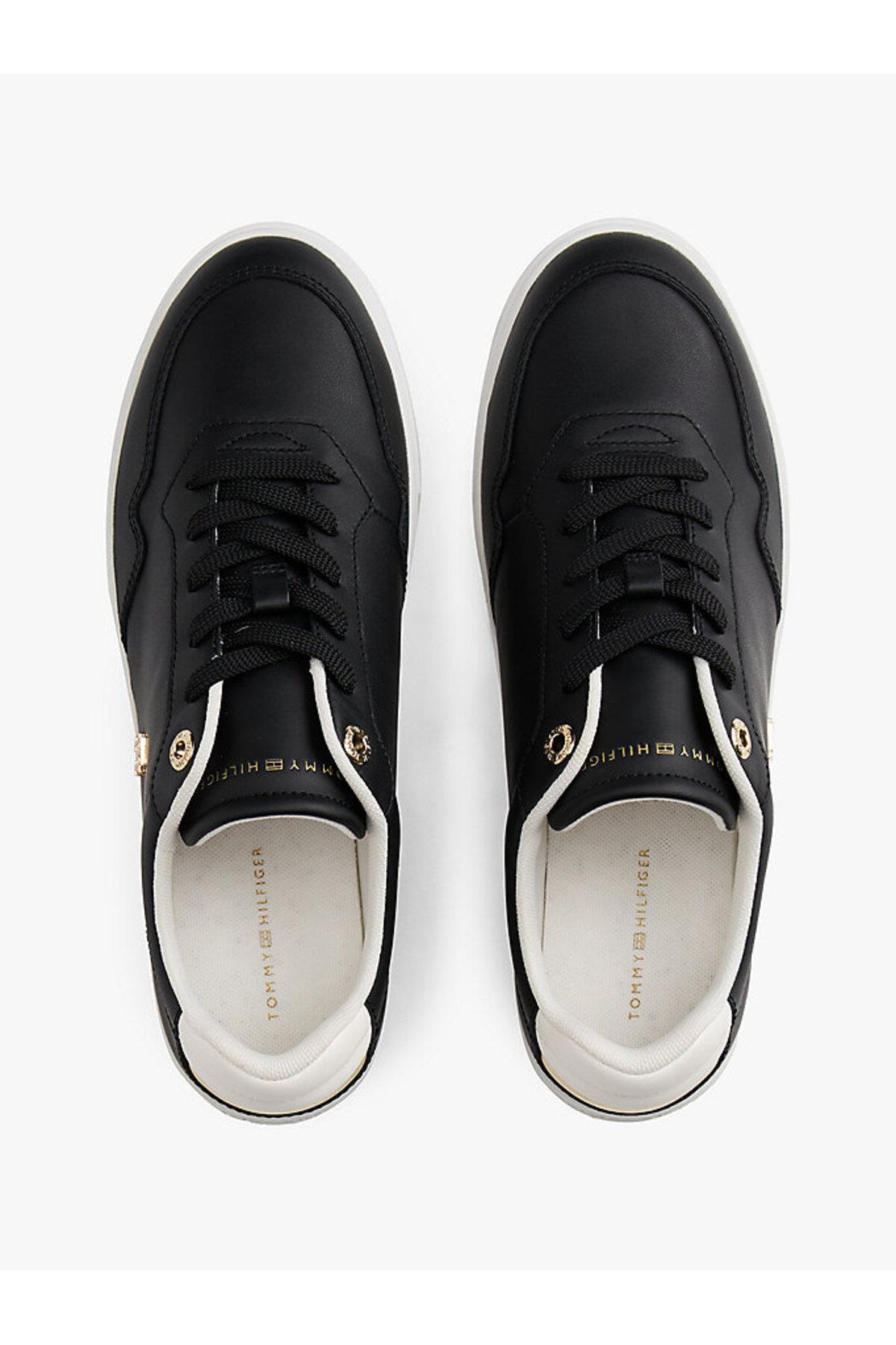 kadin-th-monogram-plaque-court-sneaker-2-86fc.jpg