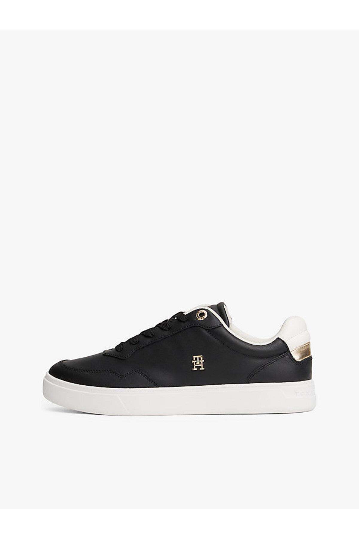 kadin-th-monogram-plaque-court-sneaker-b0324a.jpg