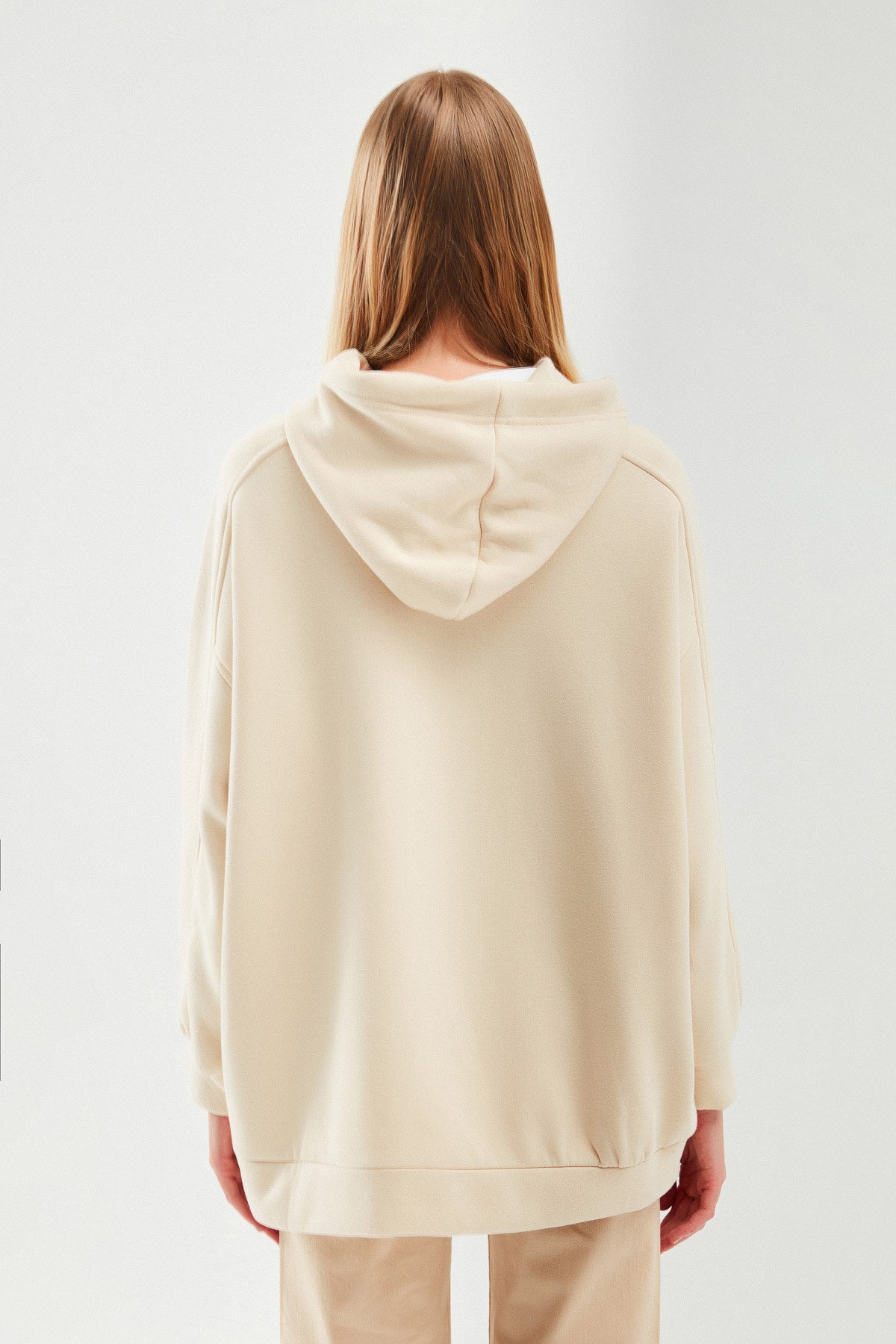 kapusonlu-oversize-sweatshirt-bej-01a133.jpg