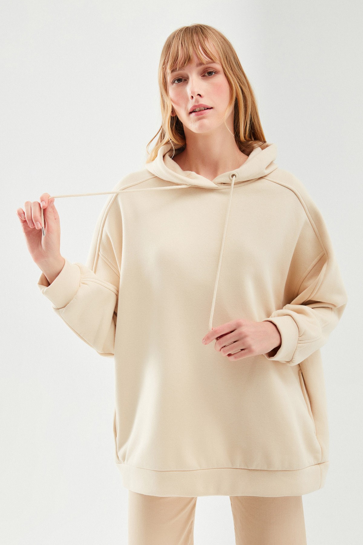 kapusonlu-oversize-sweatshirt-bej-2fa-6e.jpg