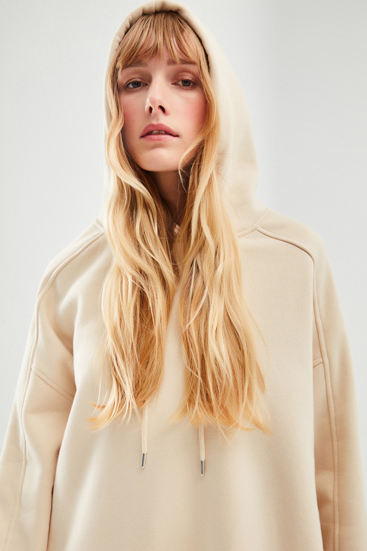 kapusonlu-oversize-sweatshirt-bej-33b500.jpg