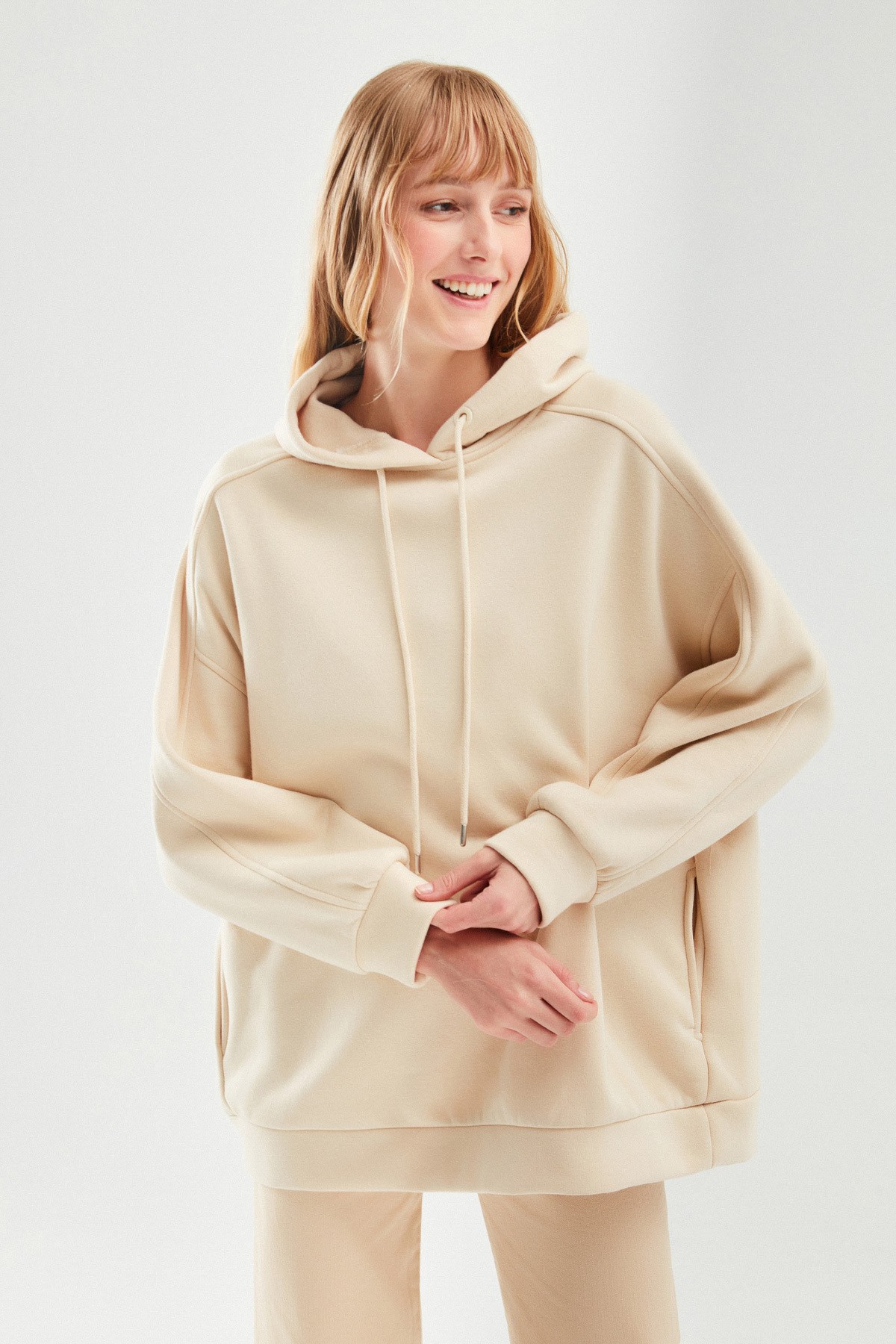 kapusonlu-oversize-sweatshirt-bej-f9a4bd.jpg