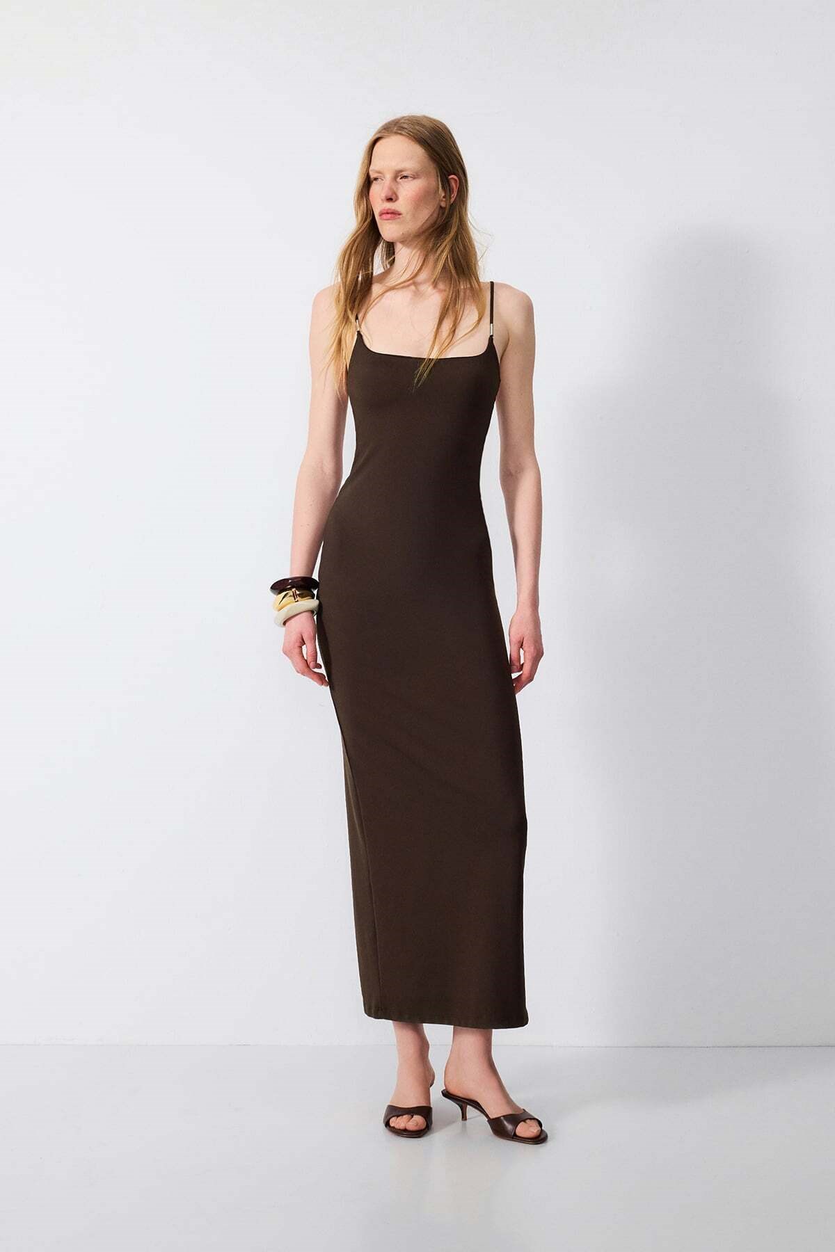 kare-yaka-aksesuarli-maxi-elbise--d283e.jpg