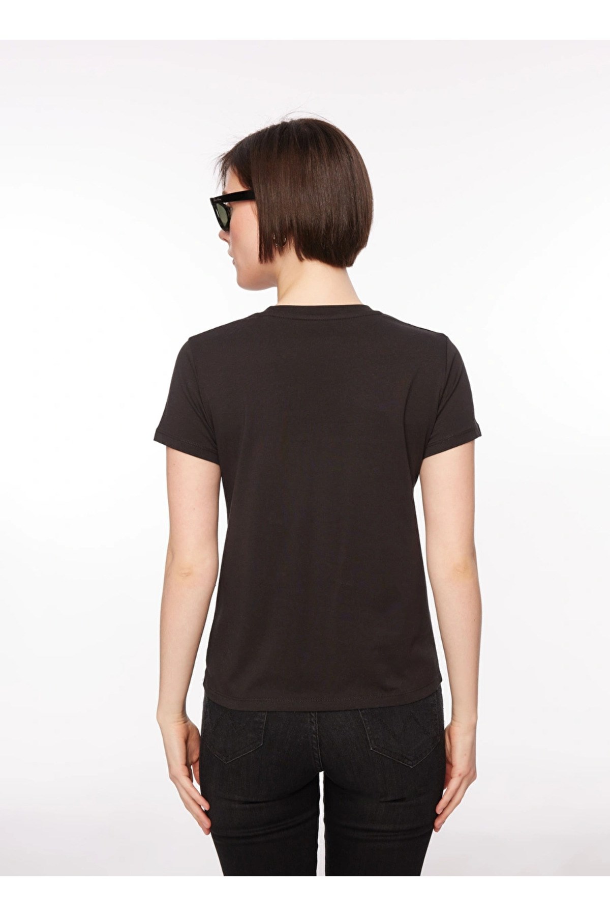 levis-bisiklet-yaka-baskili-siyah-kadi-8-02b3.jpg