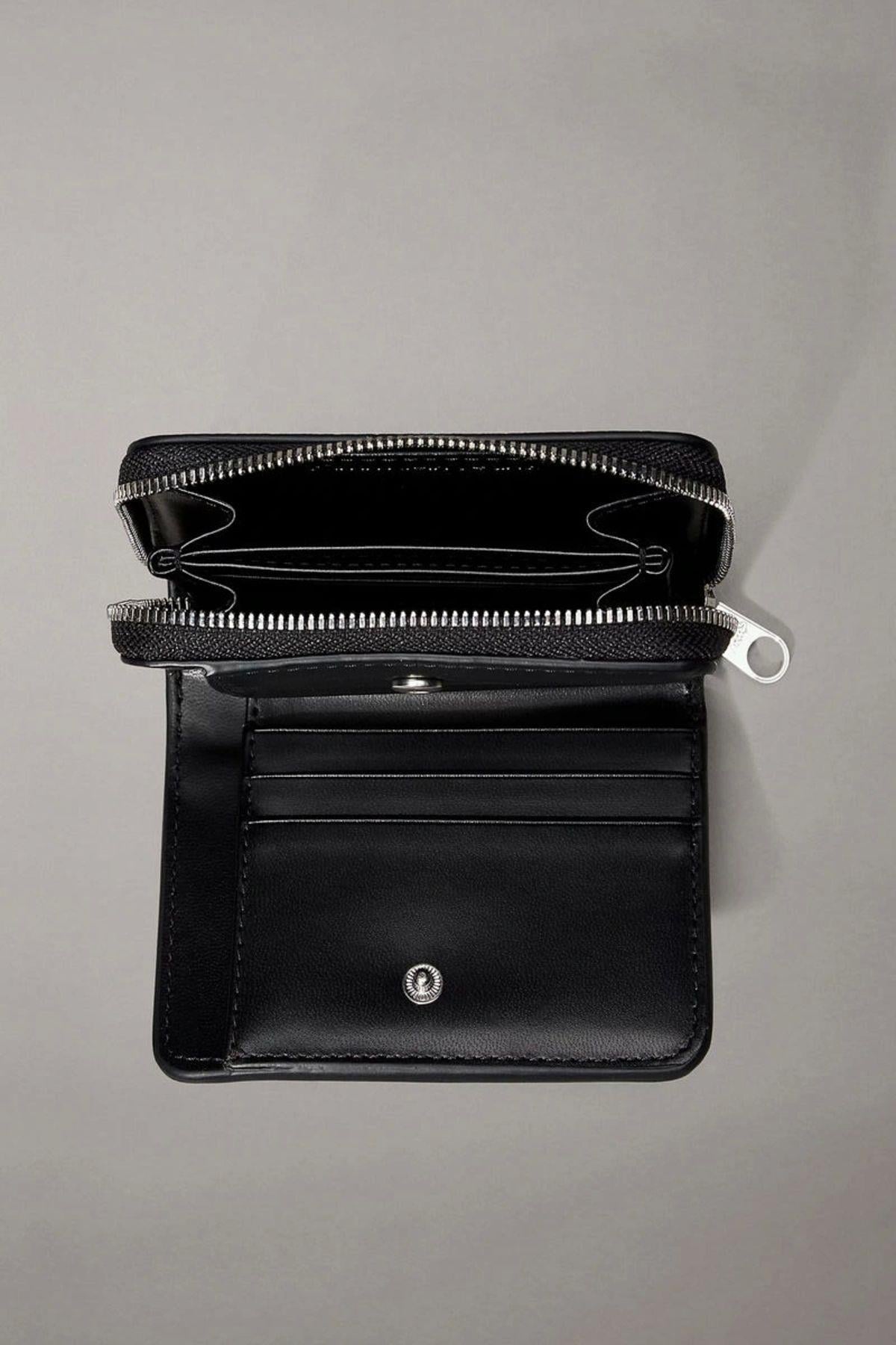 minimal-monogram-md-zip-around-f8857c.jpg