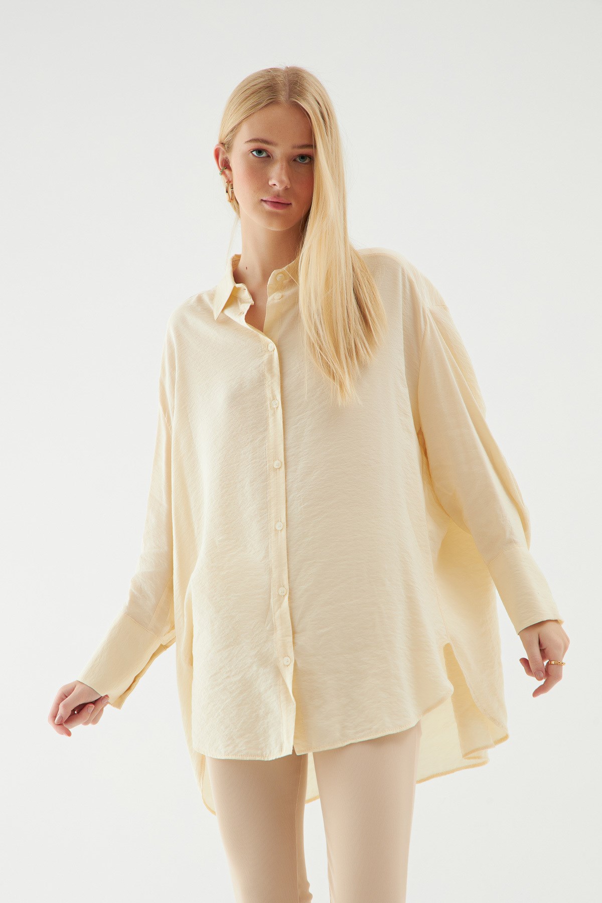 oversize-kesim-gomlek-bej-4-950d.jpg