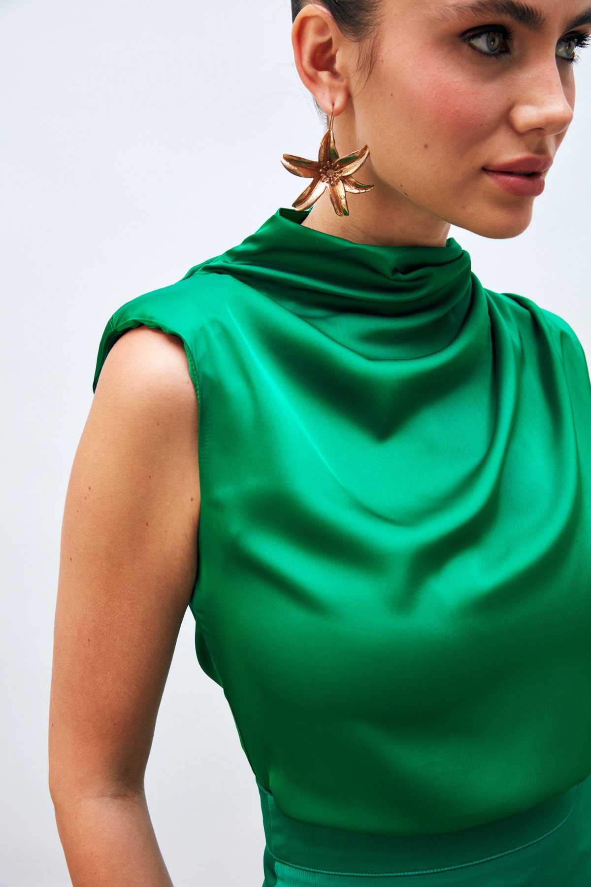satenn-drape-detayli-kolsuz-bluz-yesil--b213-.jpg