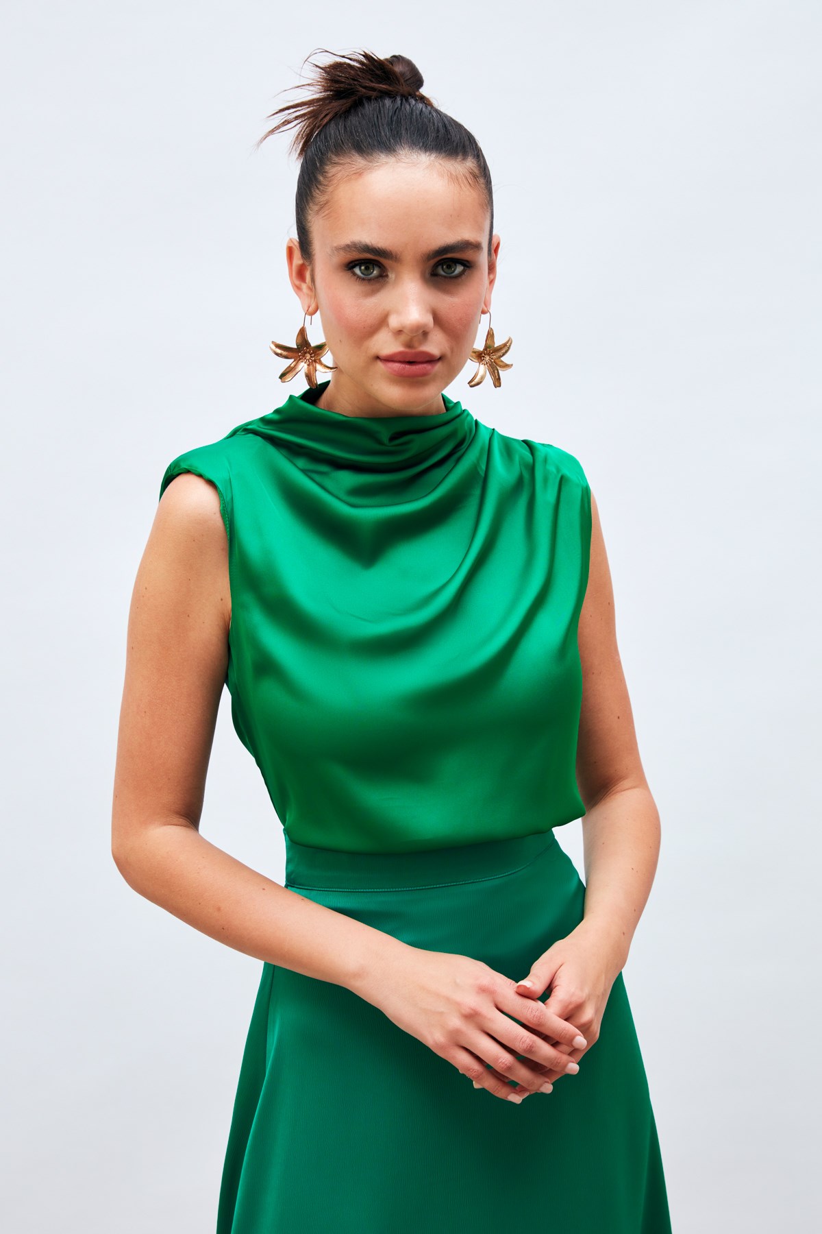 satenn-drape-detayli-kolsuz-bluz-yesil-4fc-40.jpg