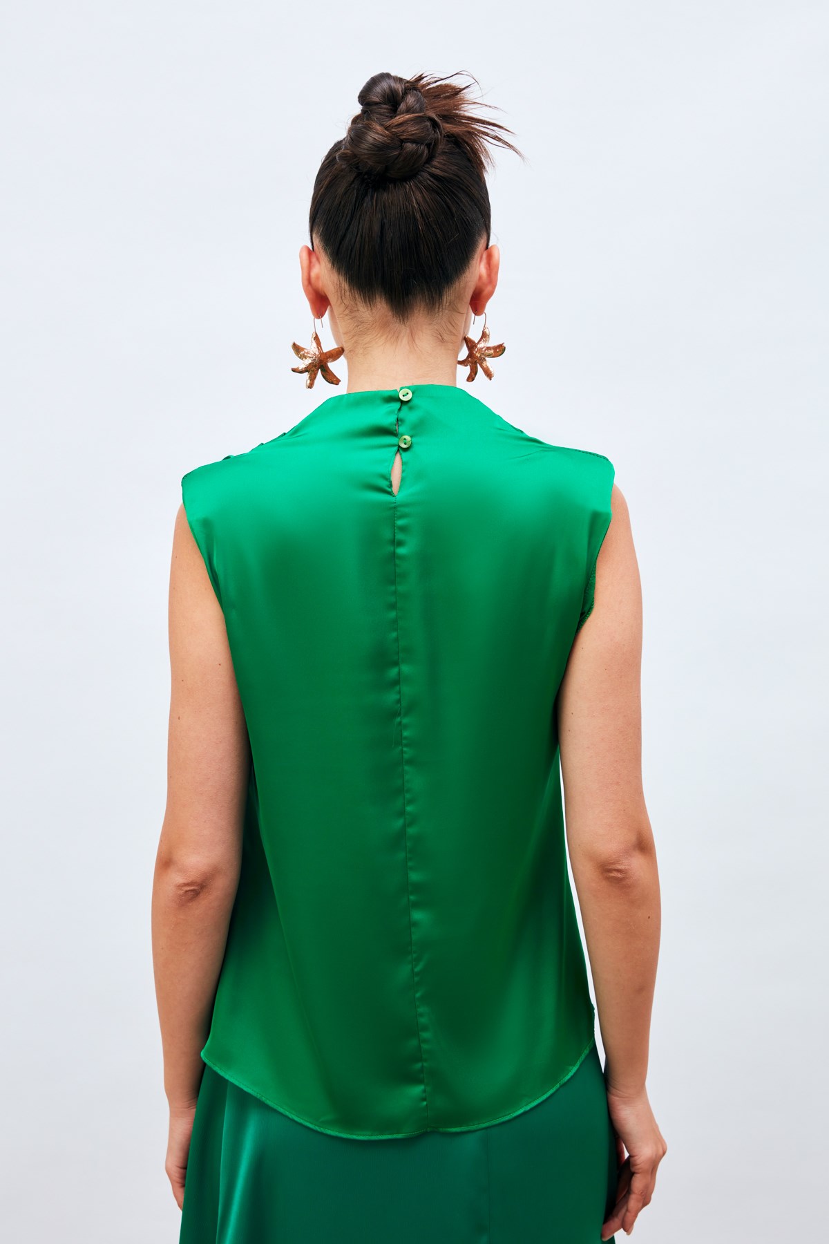 satenn-drape-detayli-kolsuz-bluz-yesil-ee3395.jpg