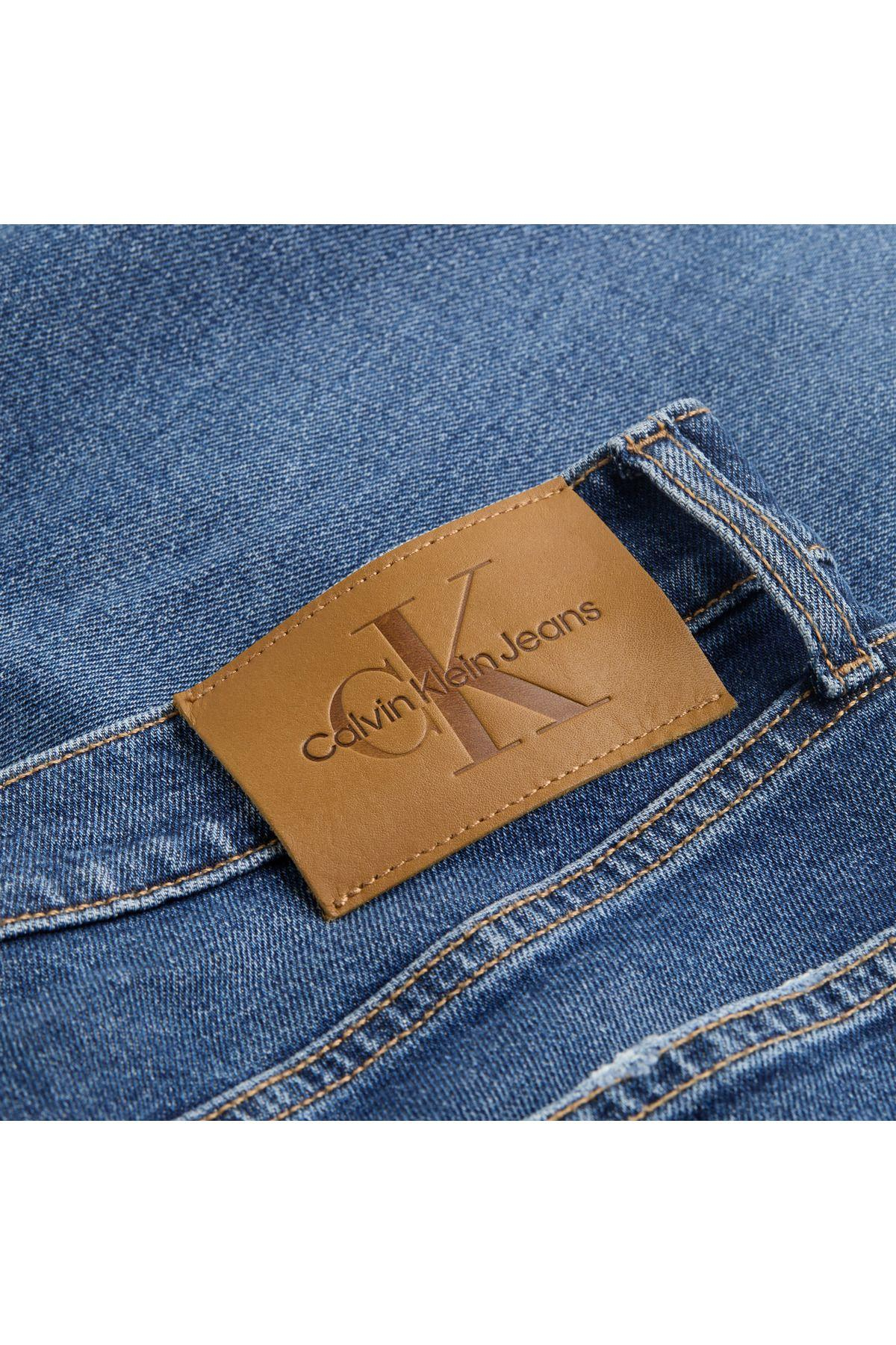 slim-straight-jeans-e2ee6d.jpg