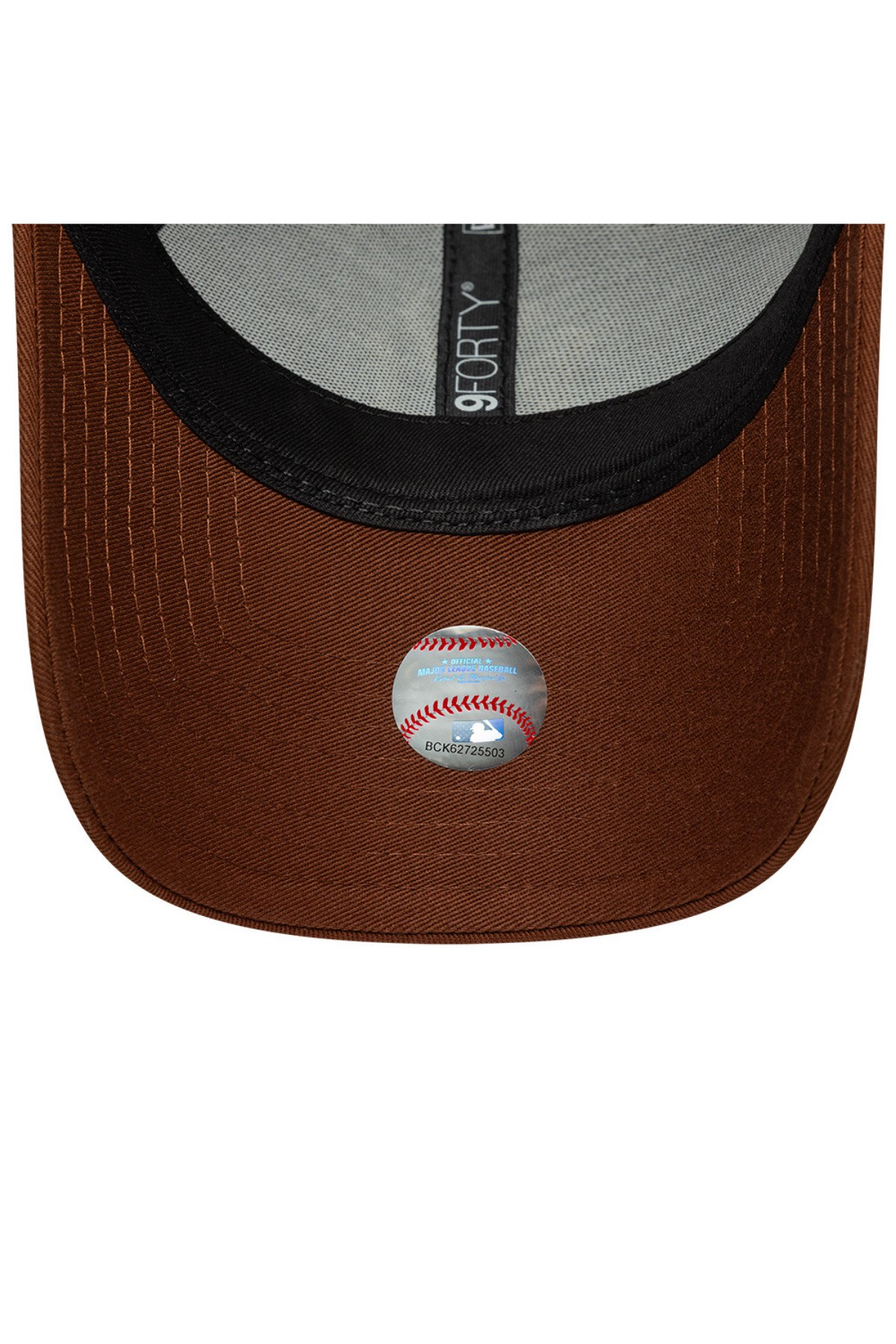 wmns-metallic-logo-9forty-neyyan-daumt-296885.jpg