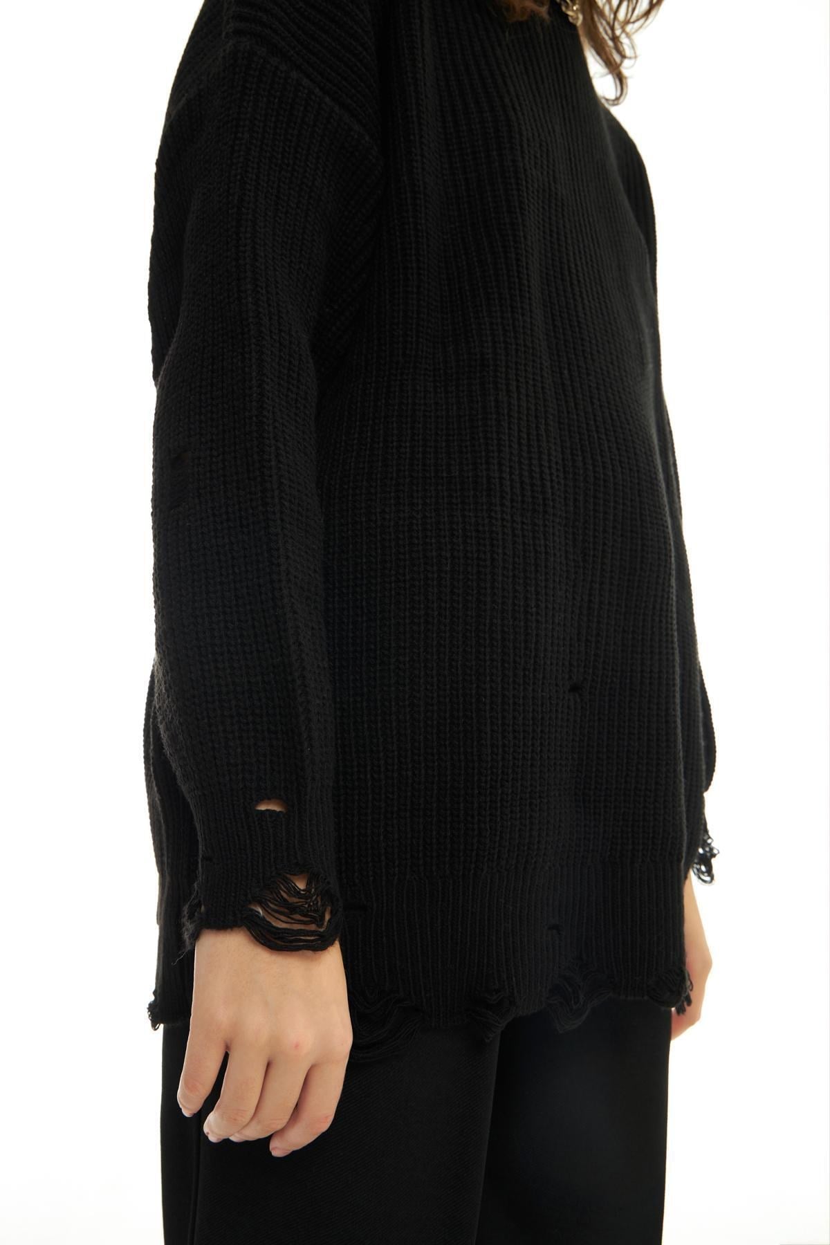 yirtik-detayli-oversize-kazak-siyah-d6b5f0.jpg