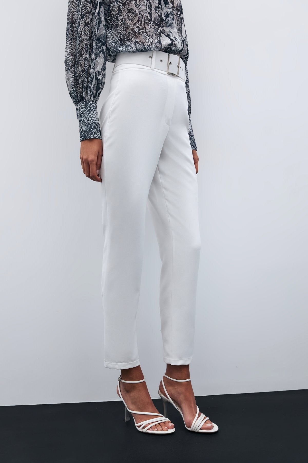 yuksek-bel-kemerli-pantolon-ekru-261d0c.jpg