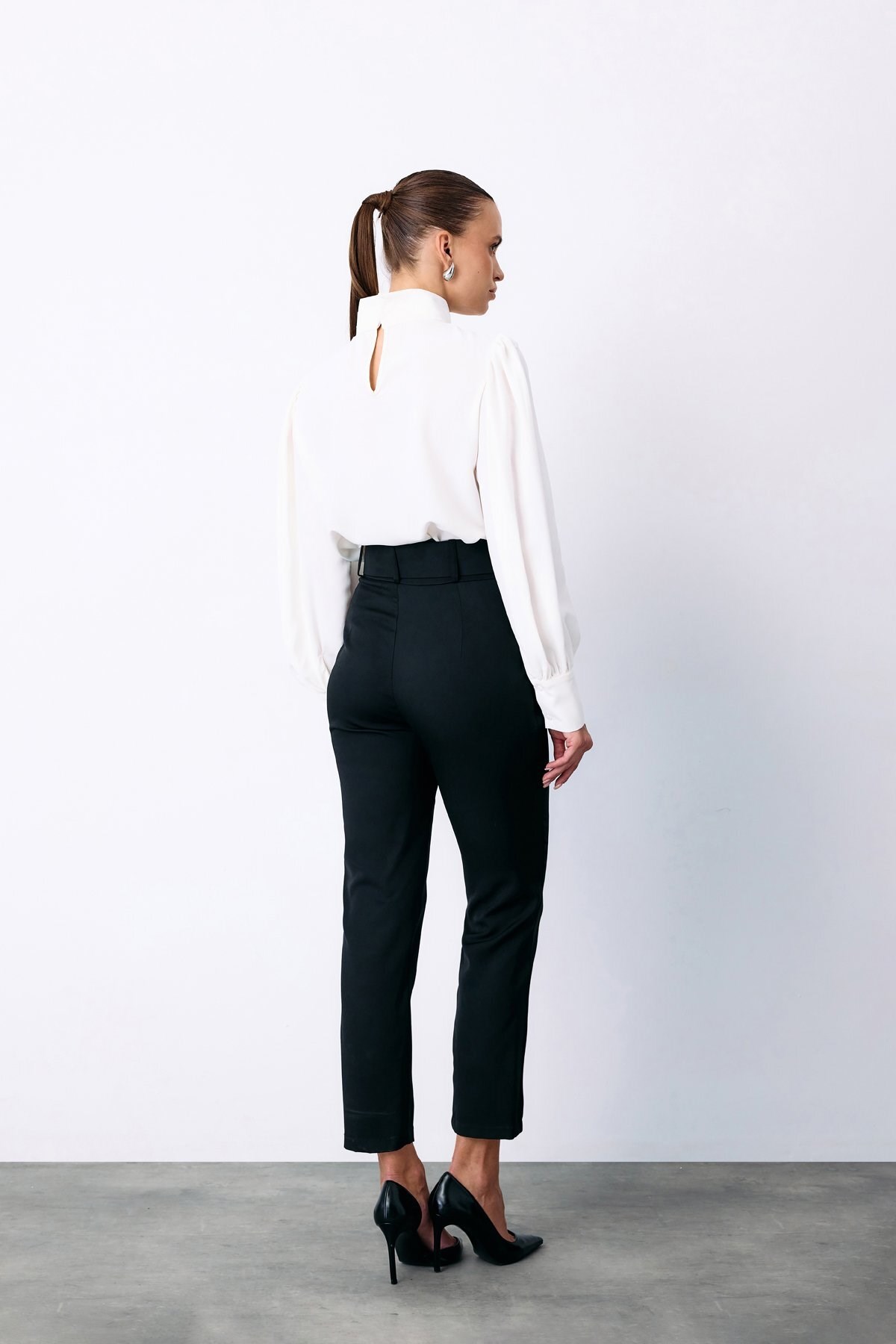 yuksek-bel-kemerli-pantolon-siyah-296-20.jpg
