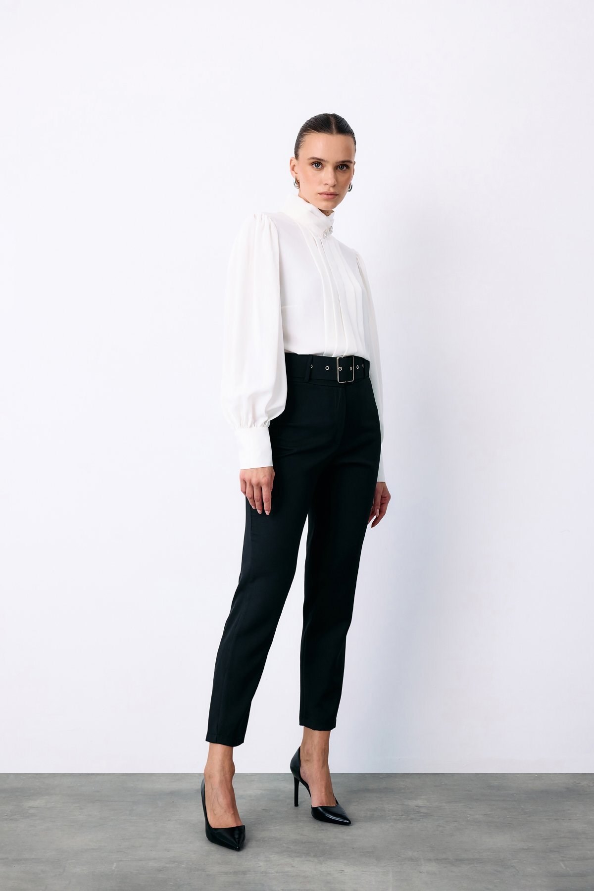 yuksek-bel-kemerli-pantolon-siyah-6-5864.jpg