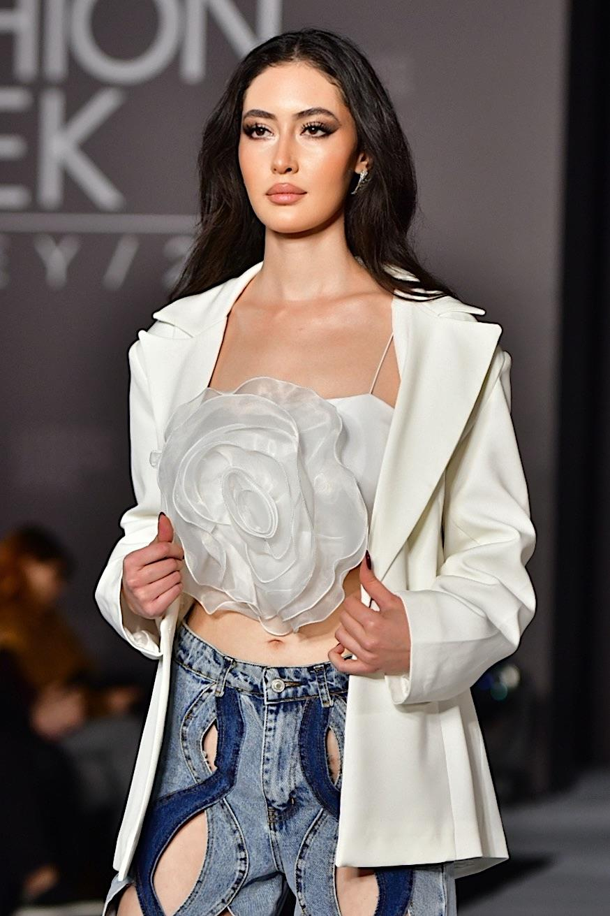 Gül Detaylı Bluz