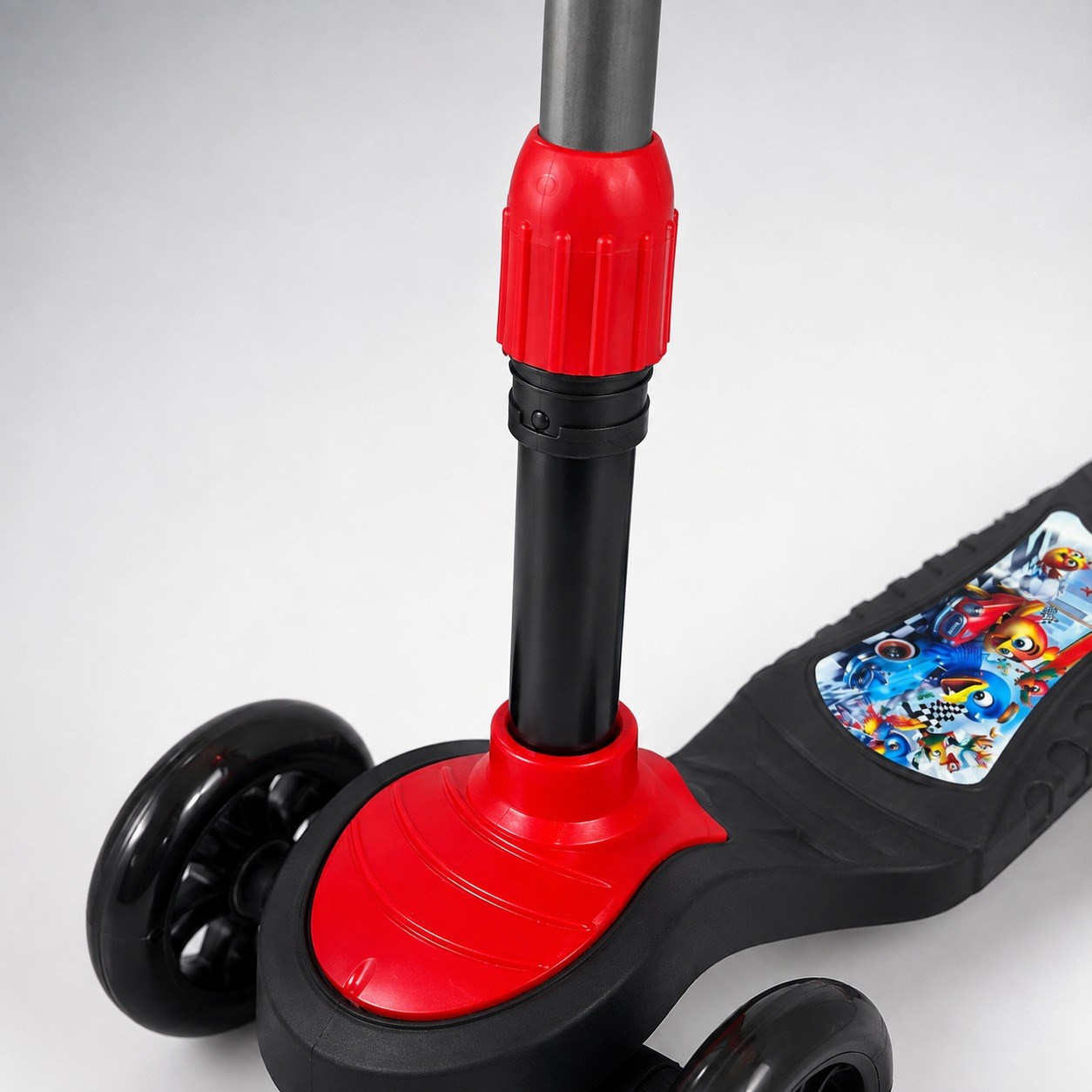 Kırmızı CNS Scooter Çocuklar İçin 3 Tekerlekli Denge Scooter 3 Kademe Ayarlanabilir Direksiyon Işıklı Tekerlekli Geniş Ayak Basma Alanı Arka Ayak Frenli Çocuk Scooterı