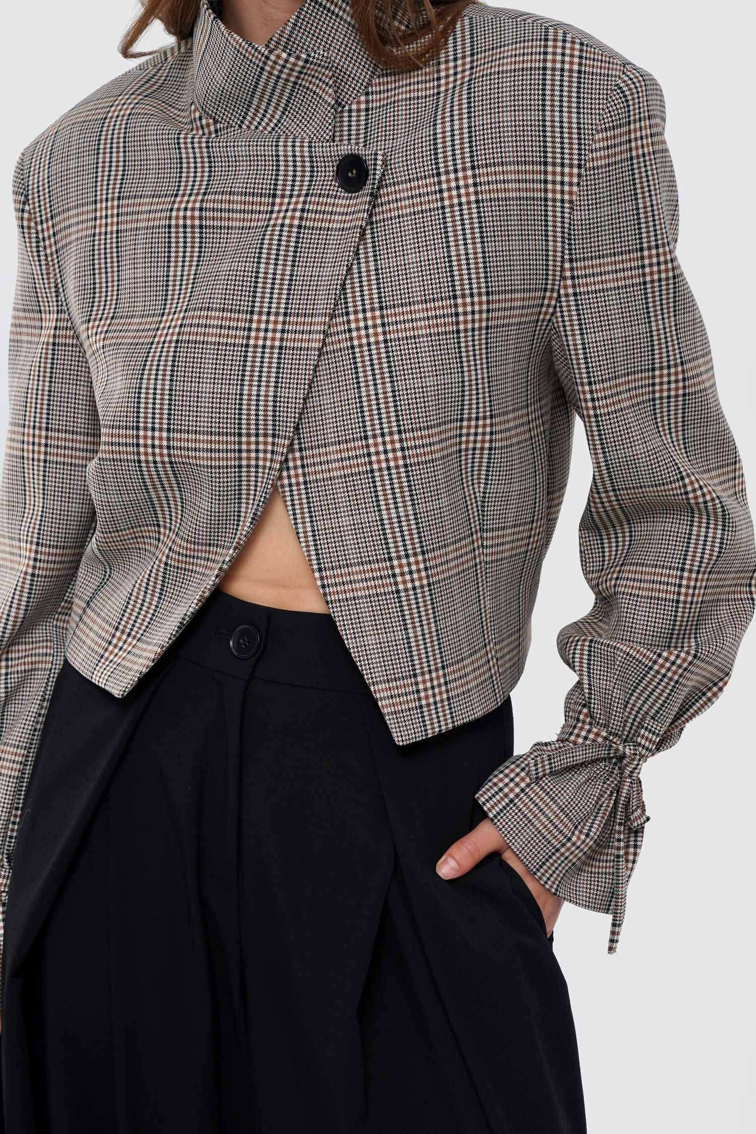 Kadın Kahverengi Dik Yaka Ekoseli Slim Fit Crop Ceket-Thalure