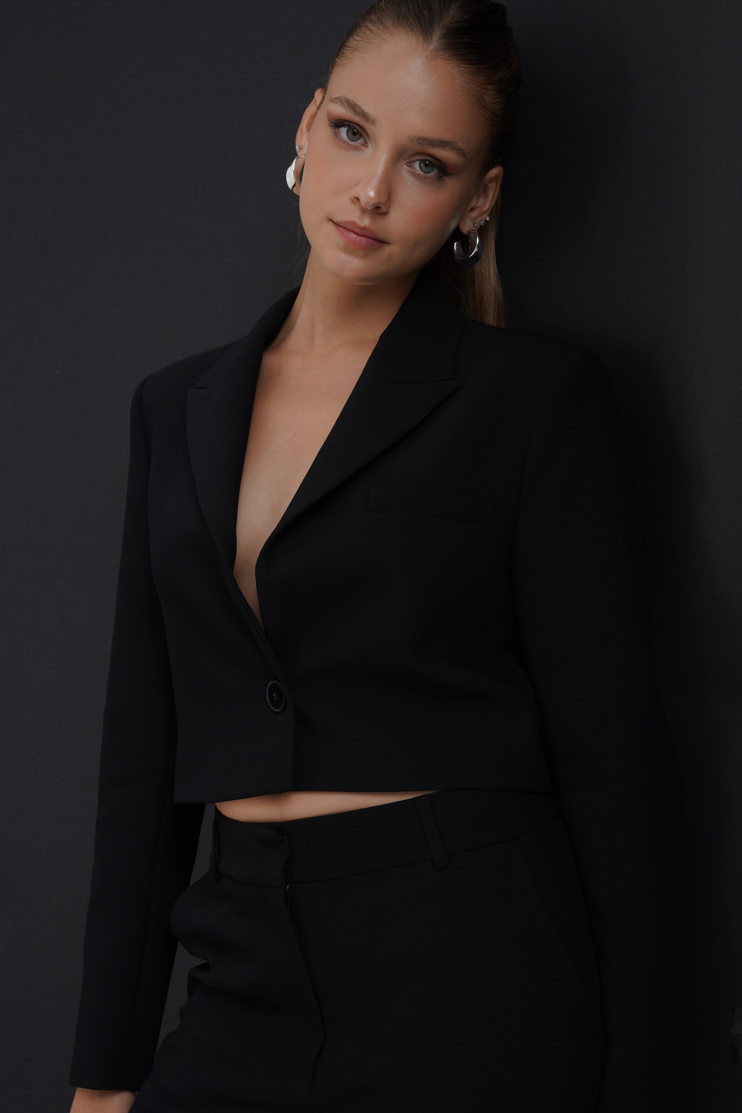 Kadın Siyah Düğmeli Slim Fit Crop Blazer-Thalure