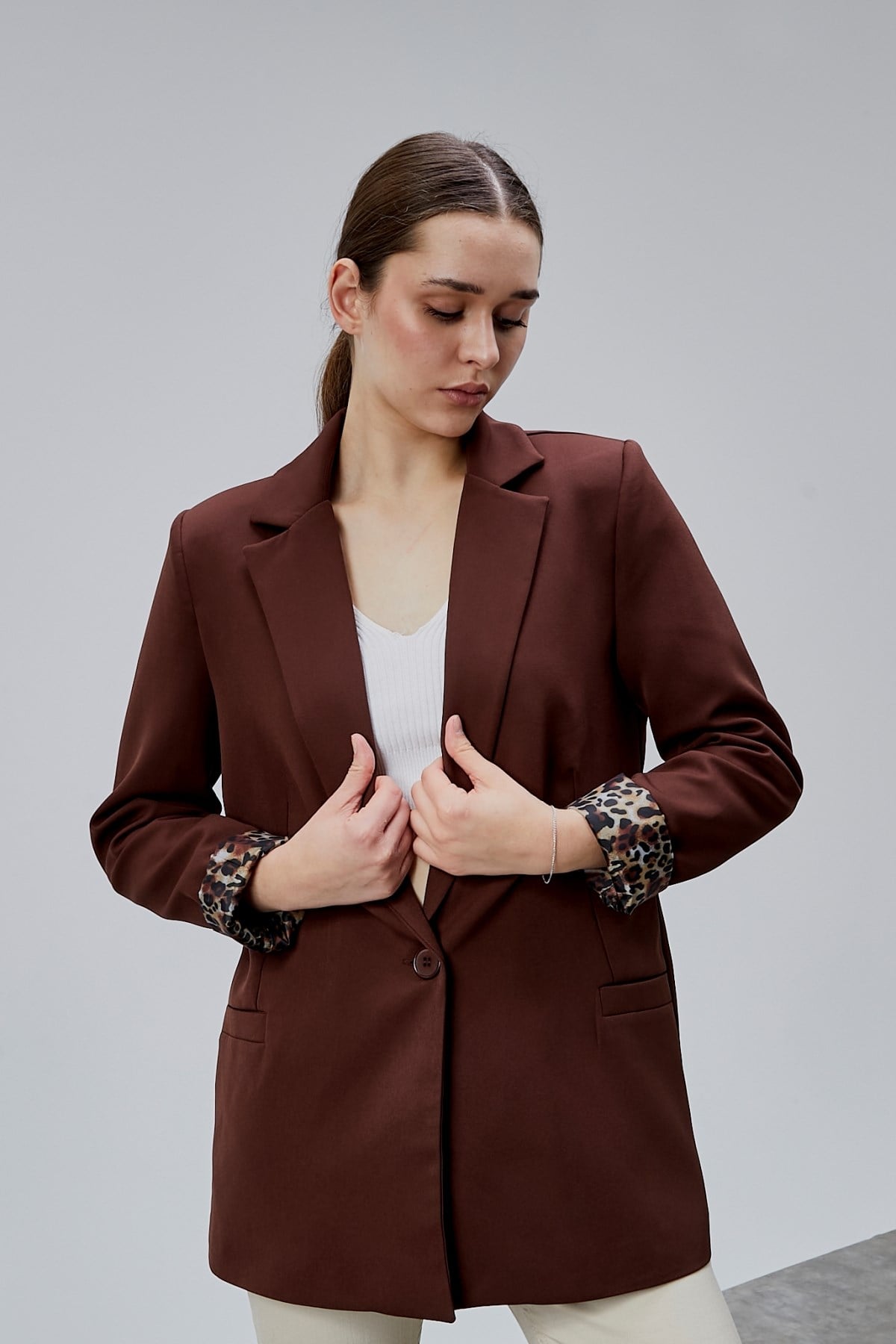 Kahverengi Kruvaze Yaka Kolu Katlama Detaylı Regular Vatkalı Blazer Ceket