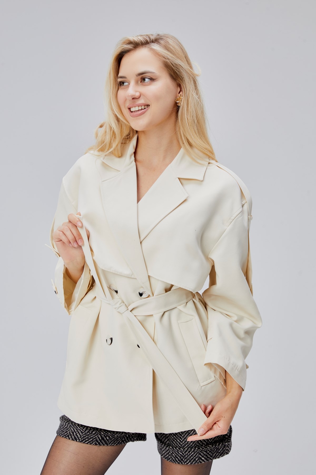 Oversize Ekru Rüzgarlık Detaylı Beli Kuşaklı Trençkot