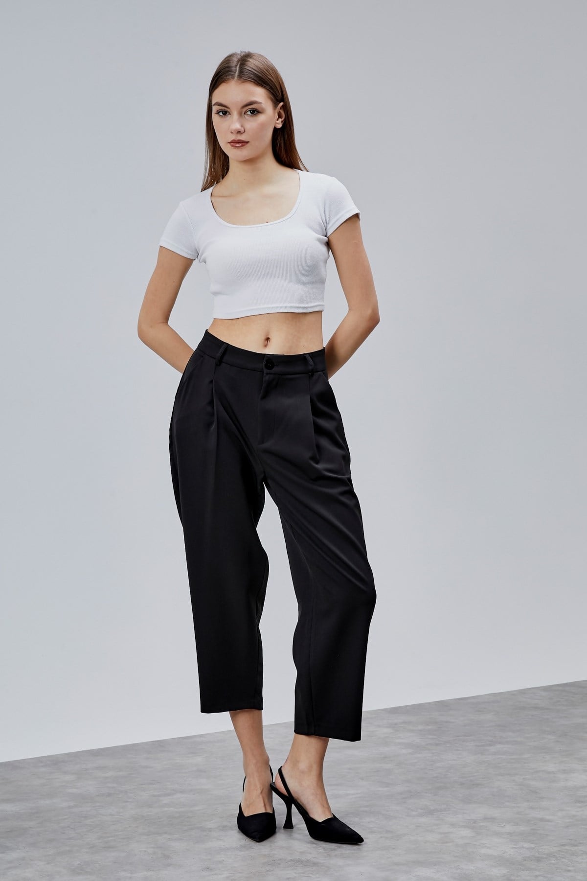 Siyah Premium Orta Bel Pileli Kısa Paça Pantolon